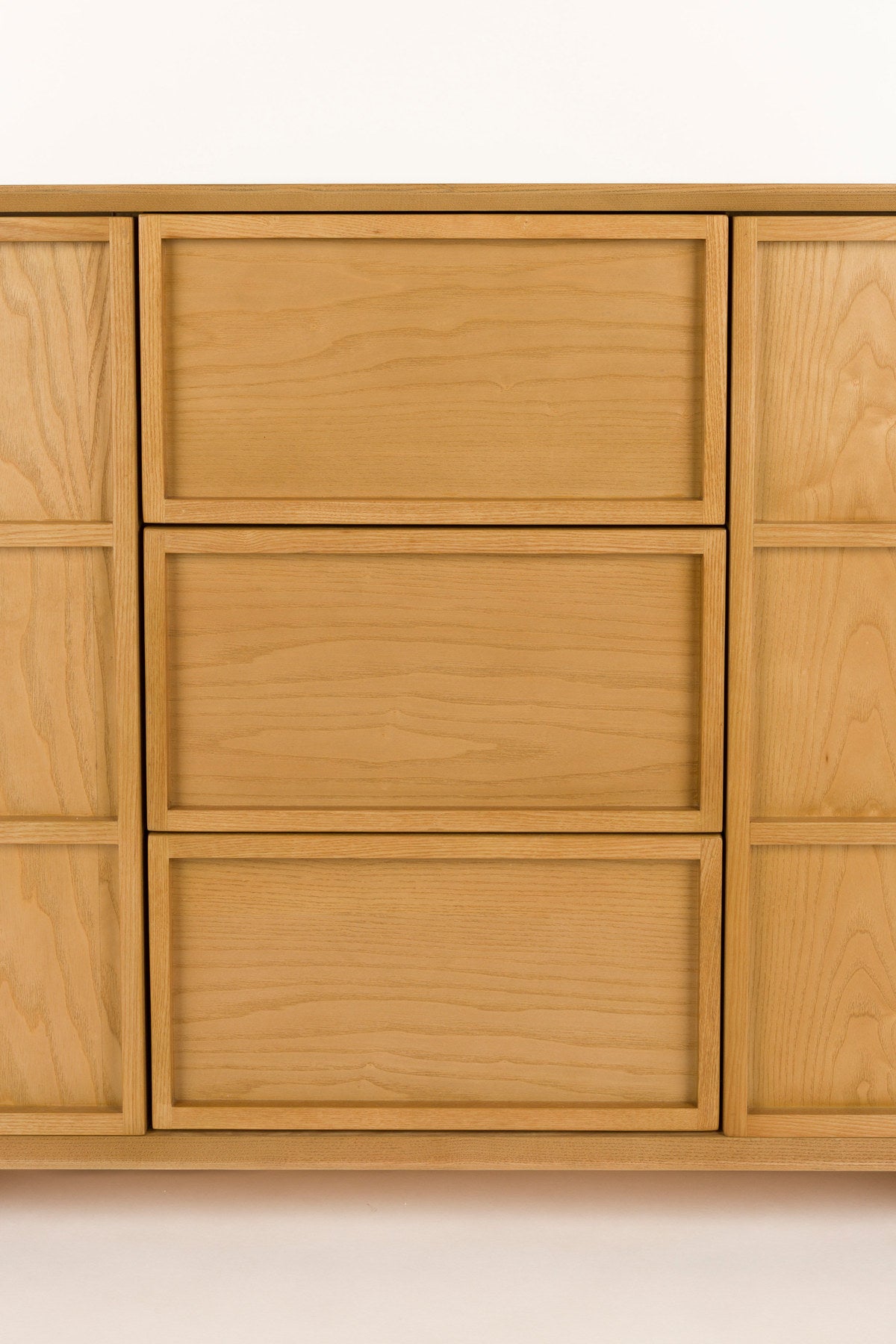 Sideboard Raster High in Natur aus Eschenholz, Schubladenfront mit Rautenmuster, gerade Füsse
