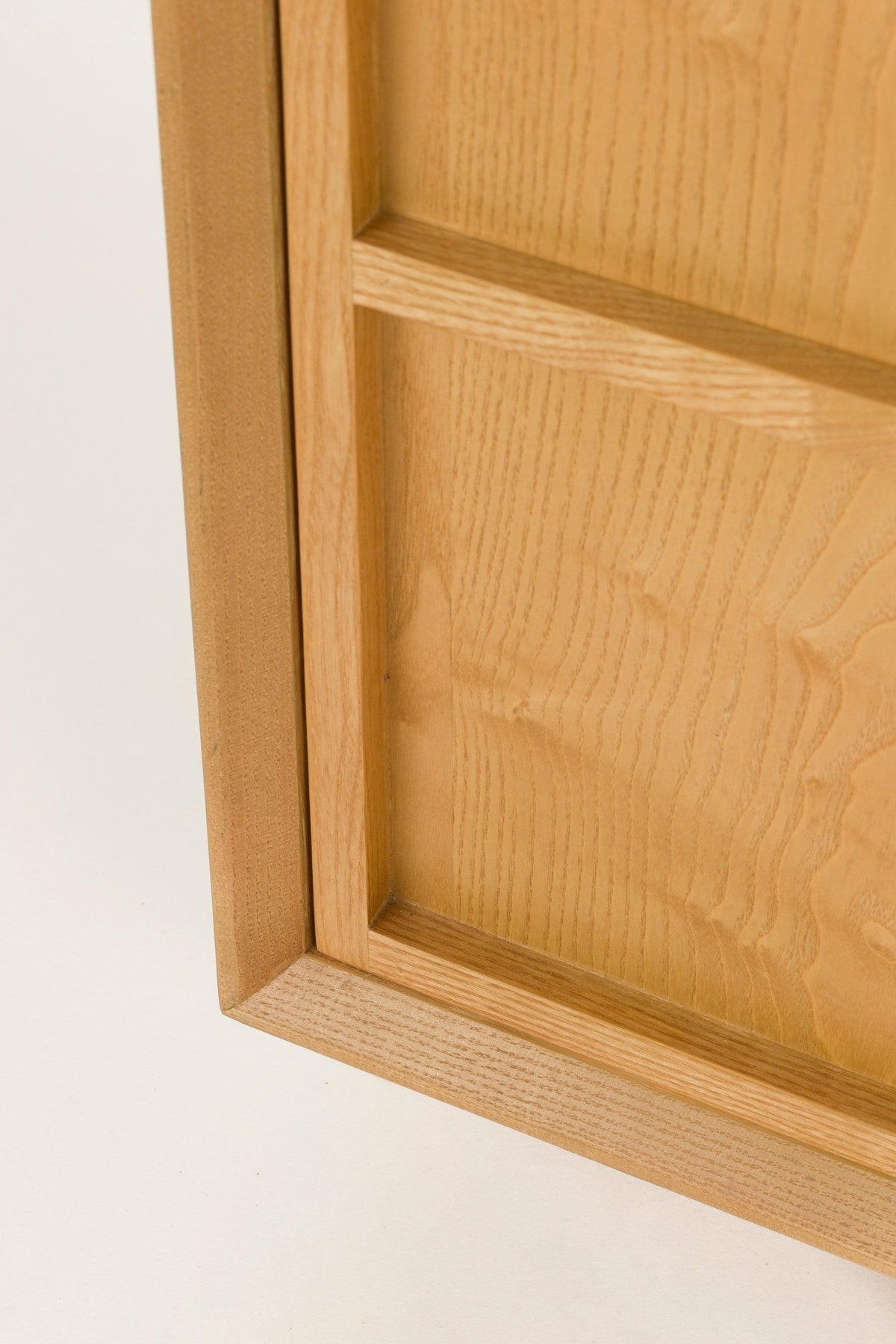 Sideboard Raster High in Natur aus Eschenholz, Schubladenfront mit Rautenmuster, gerade Füsse