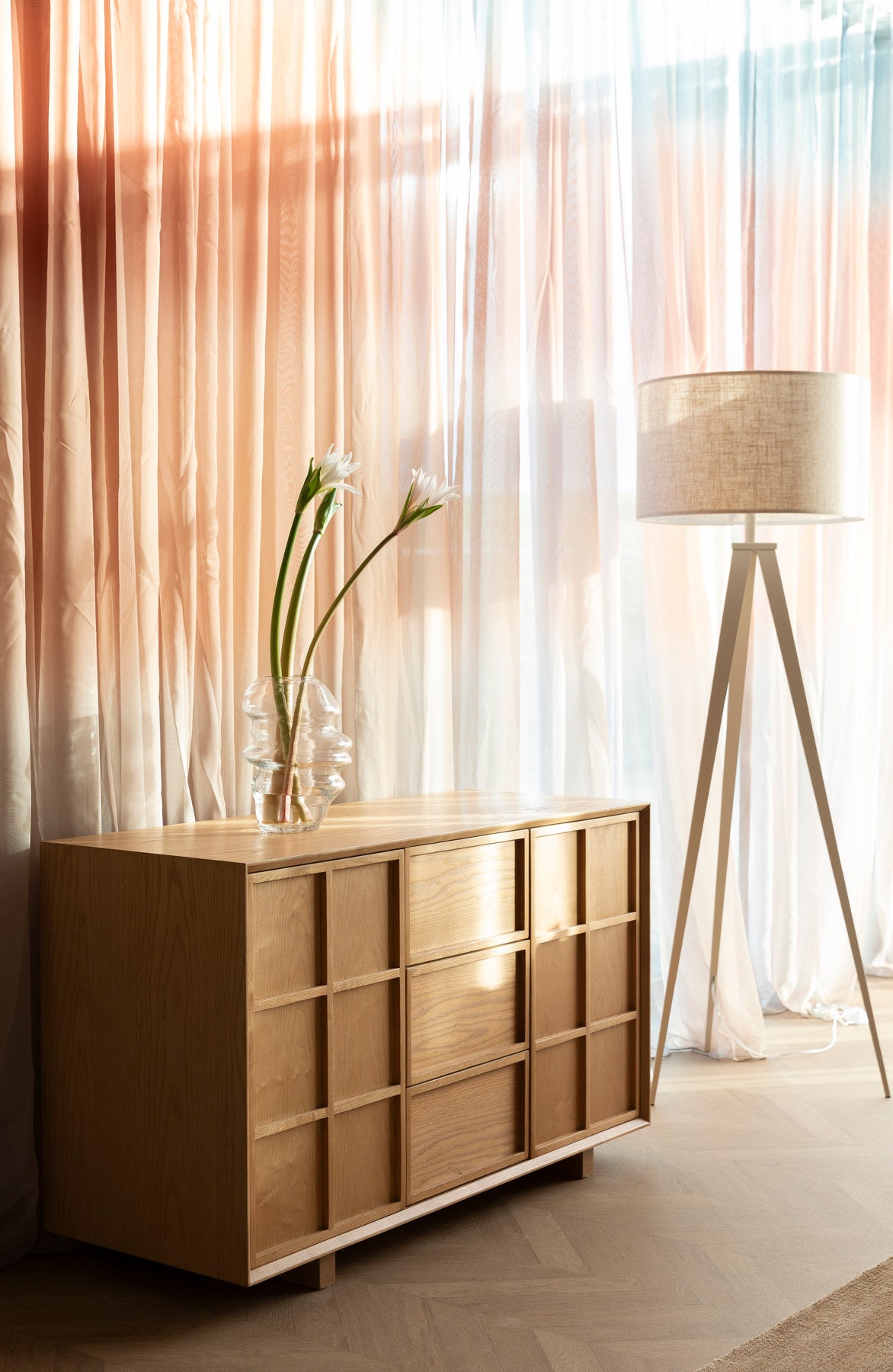 Sideboard Raster High in Natur aus Eschenholz, Schubladenfront mit Rautenmuster, gerade Füsse