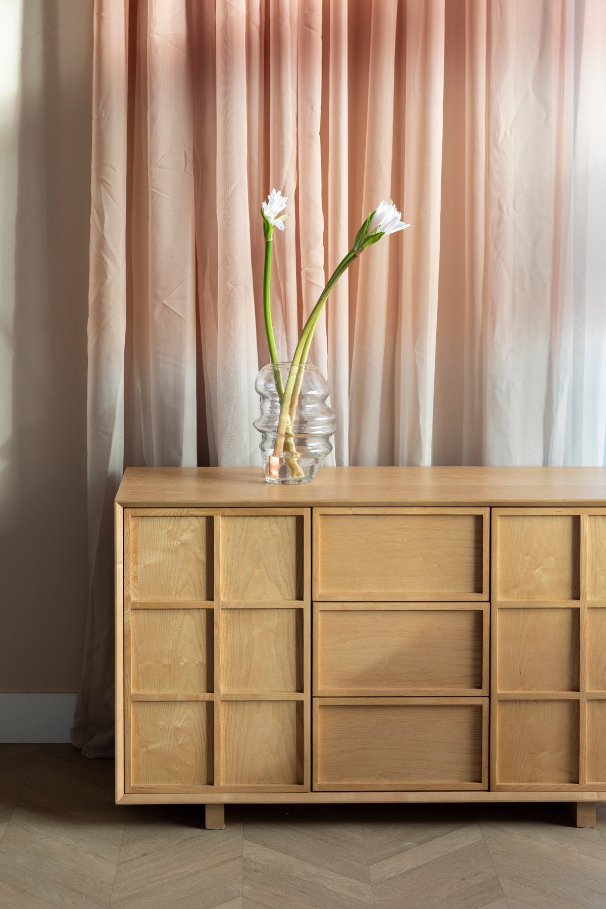 Sideboard Raster High in Natur aus Eschenholz, Schubladenfront mit Rautenmuster, gerade Füsse