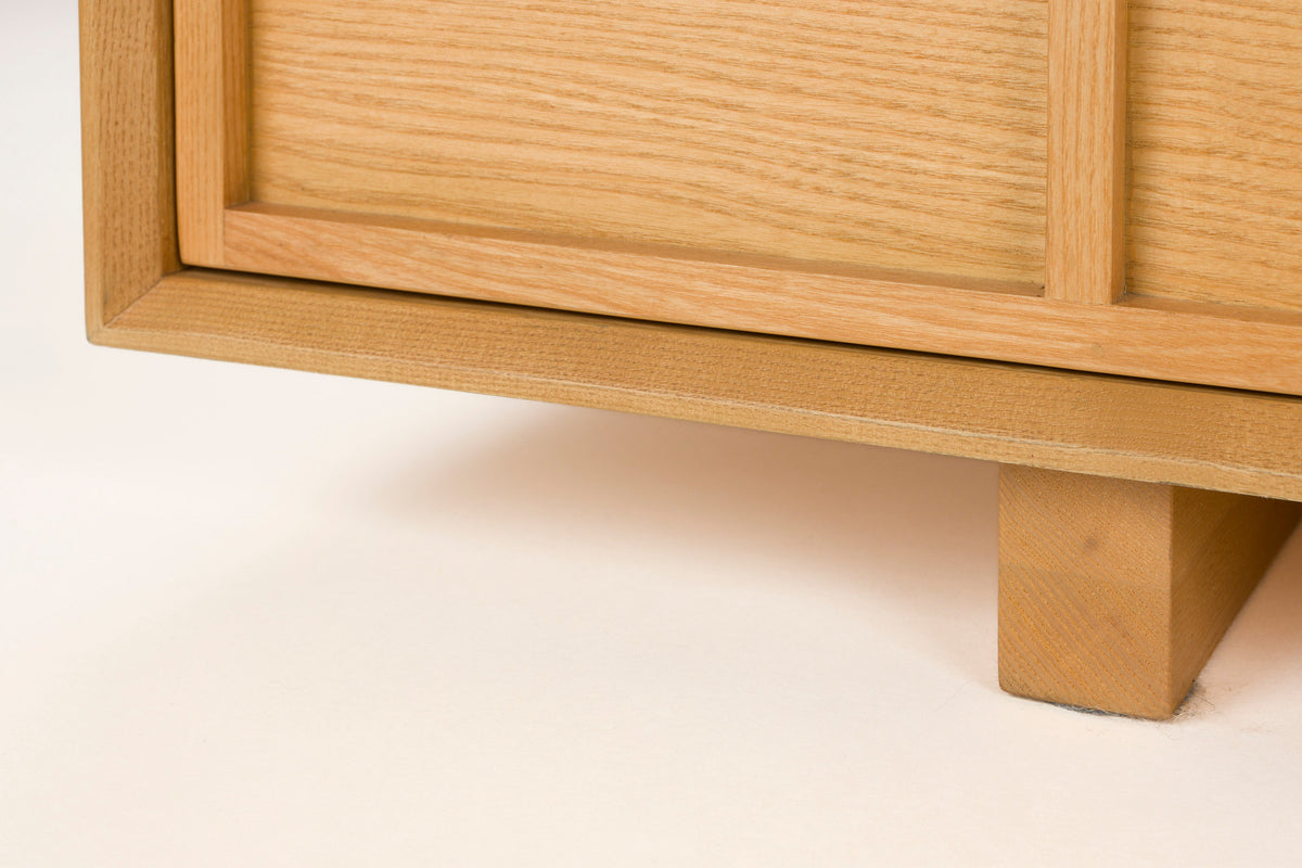 Sideboard Raster Low in Natur aus Eschenholz mit rautenförmigem Lattenmuster auf geraden Füssen