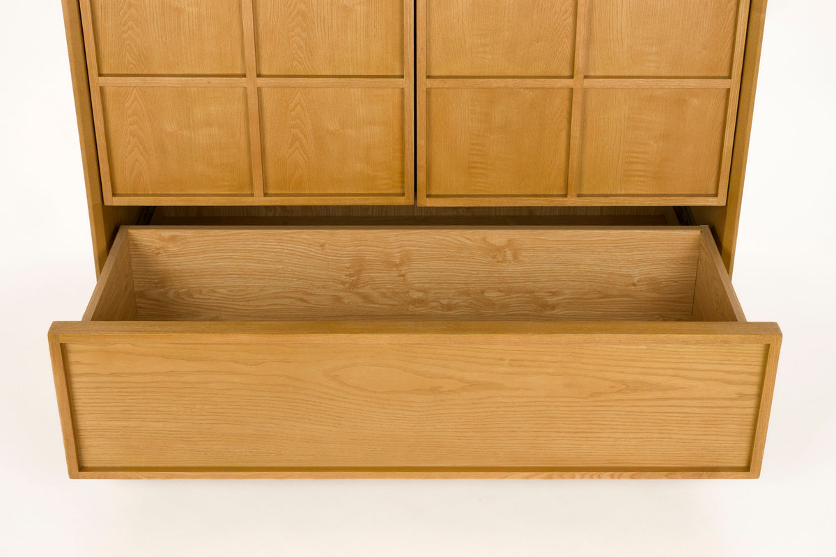 Cabinet Raster in Natur aus Eschenholz mit rautenförmigem Lattenmuster auf geraden Füssen