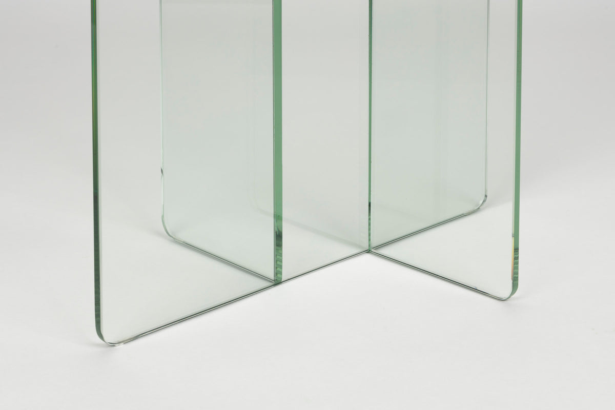 Glas-Beistelltisch Linea mit ovaler Platte und gekreuzten Paneelen