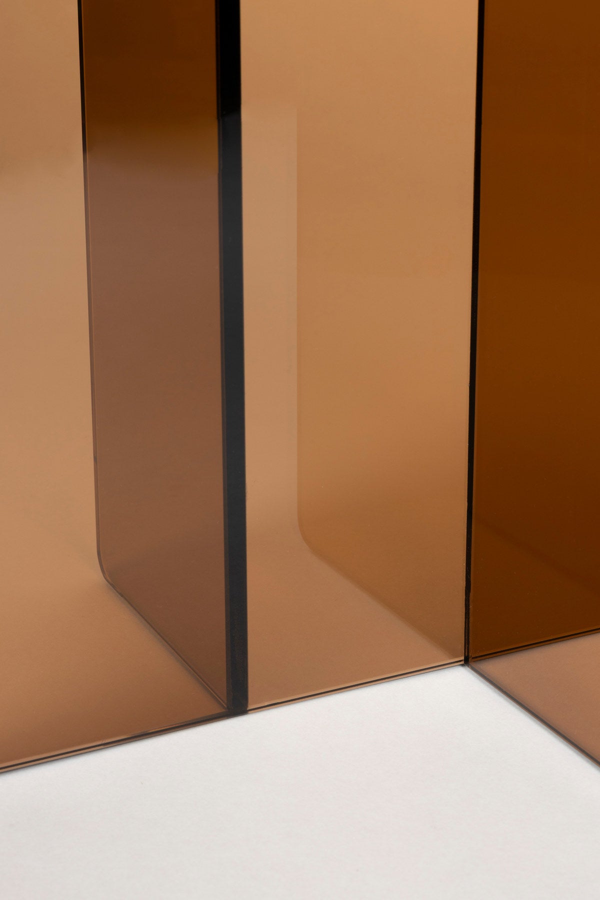 Glas-Beistelltisch Linea mit ovaler Platte und gekreuzten Paneelen