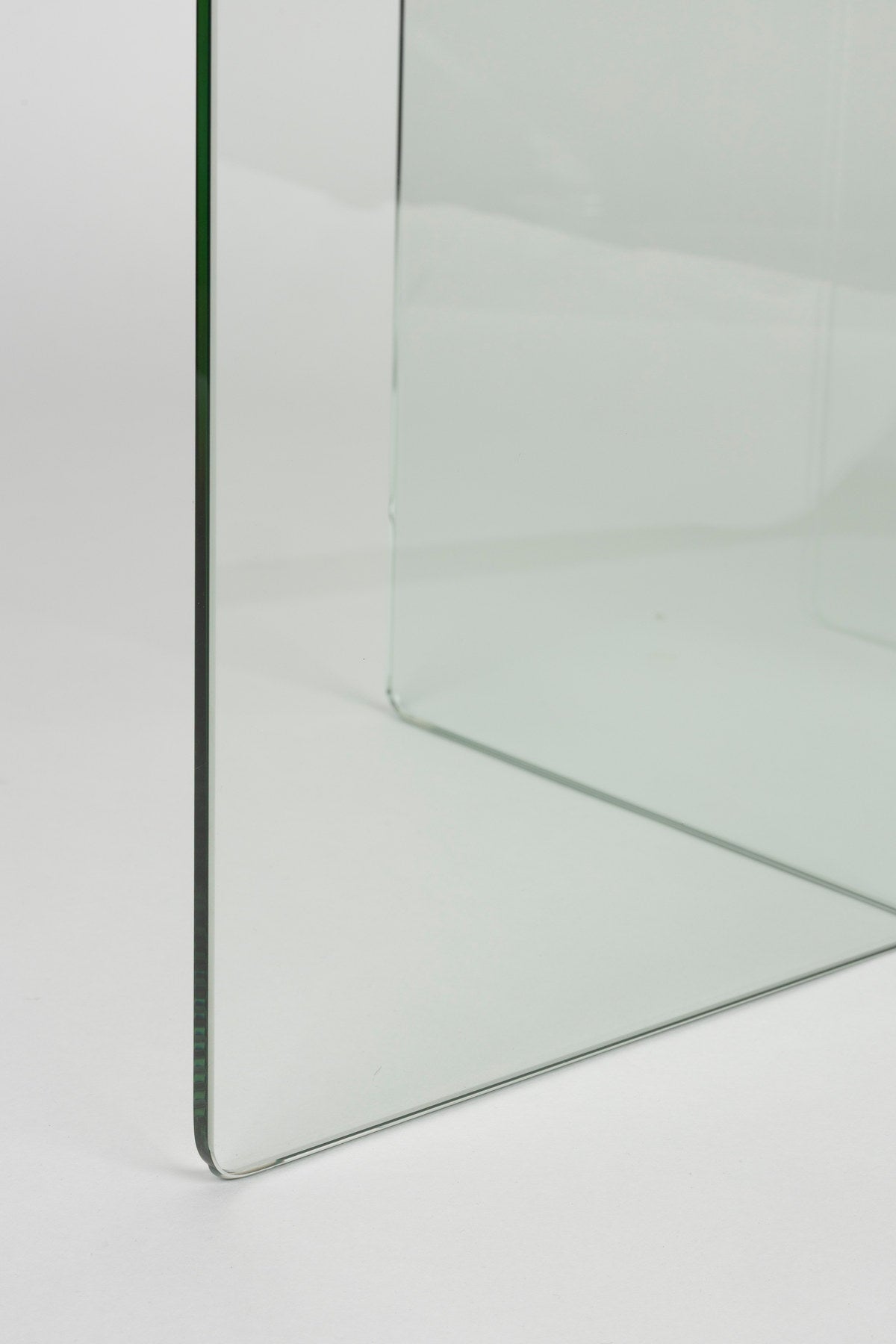 Ovaler Couchtisch Linea aus Glas mit gekreuzten Paneelen als Tischbasis, Zuiver