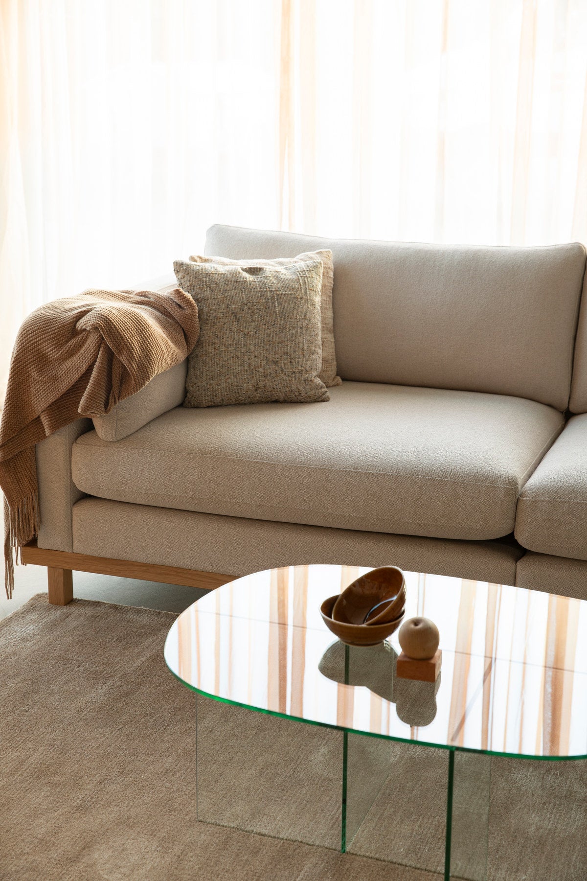 Ovaler Couchtisch Linea aus Glas mit gekreuzten Paneelen als Tischbasis, Zuiver