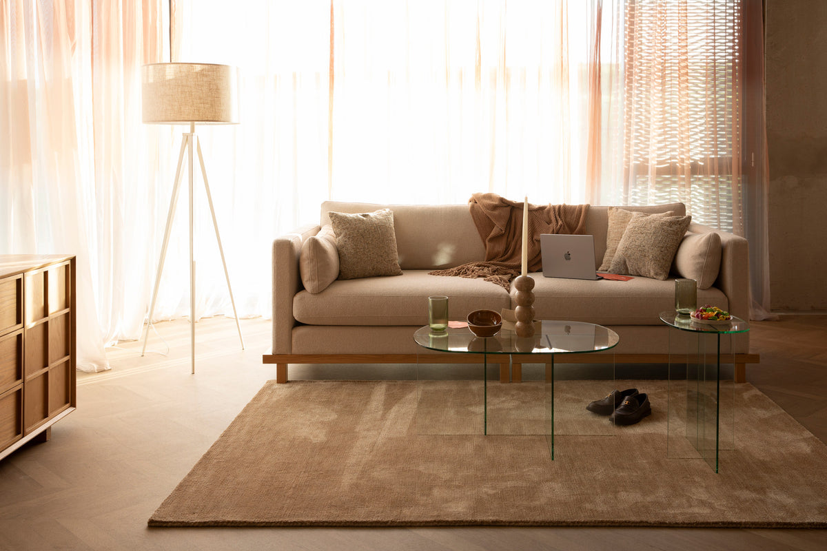 Ovaler Couchtisch Linea aus Glas mit gekreuzten Paneelen als Tischbasis, Zuiver