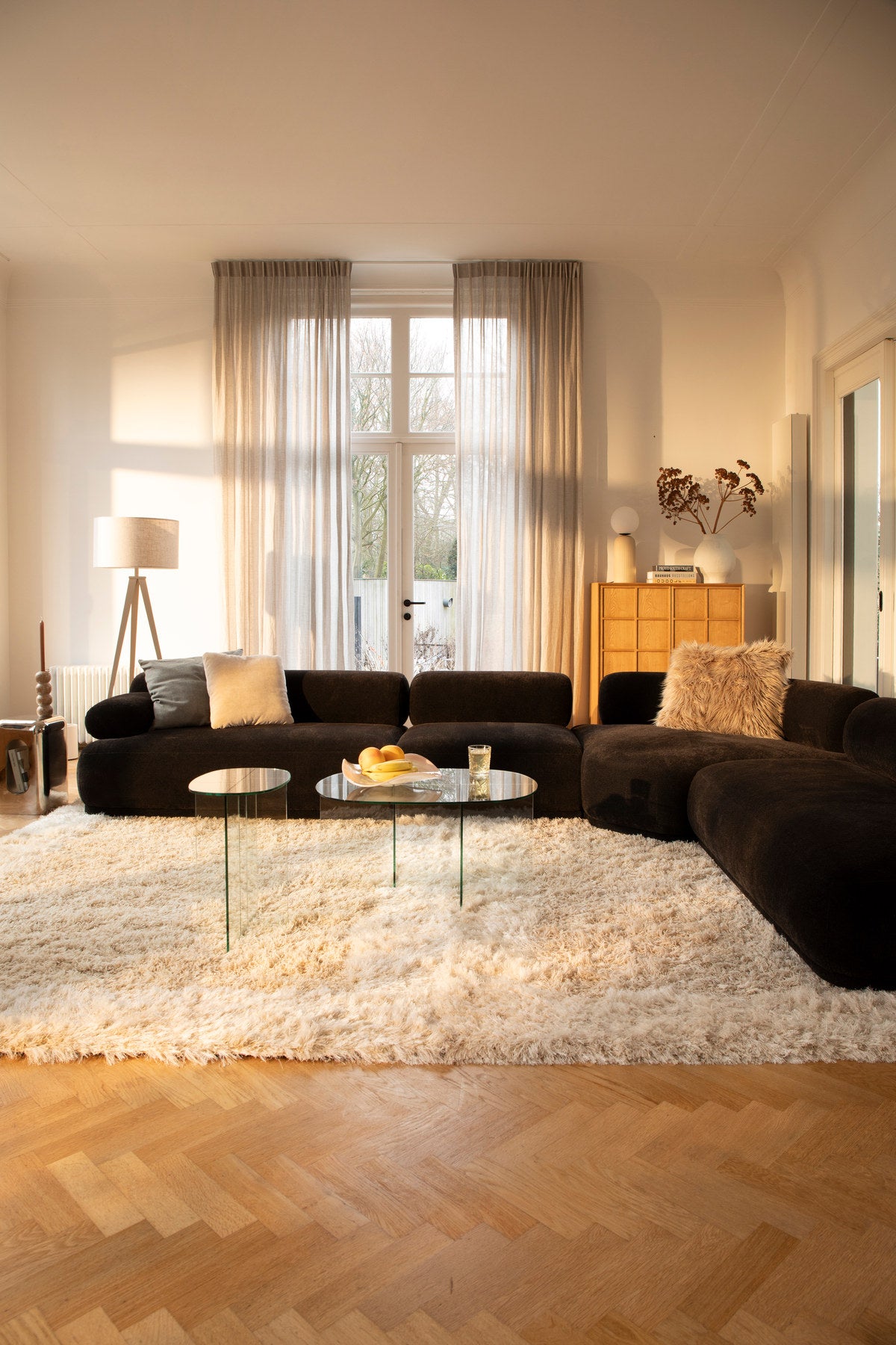 Ovaler Couchtisch Linea aus Glas mit gekreuzten Paneelen als Tischbasis, Zuiver