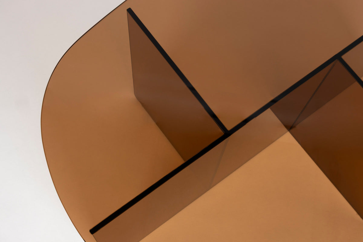 Ovaler Couchtisch Linea aus Glas mit gekreuzten Paneelen als Tischbasis, Zuiver