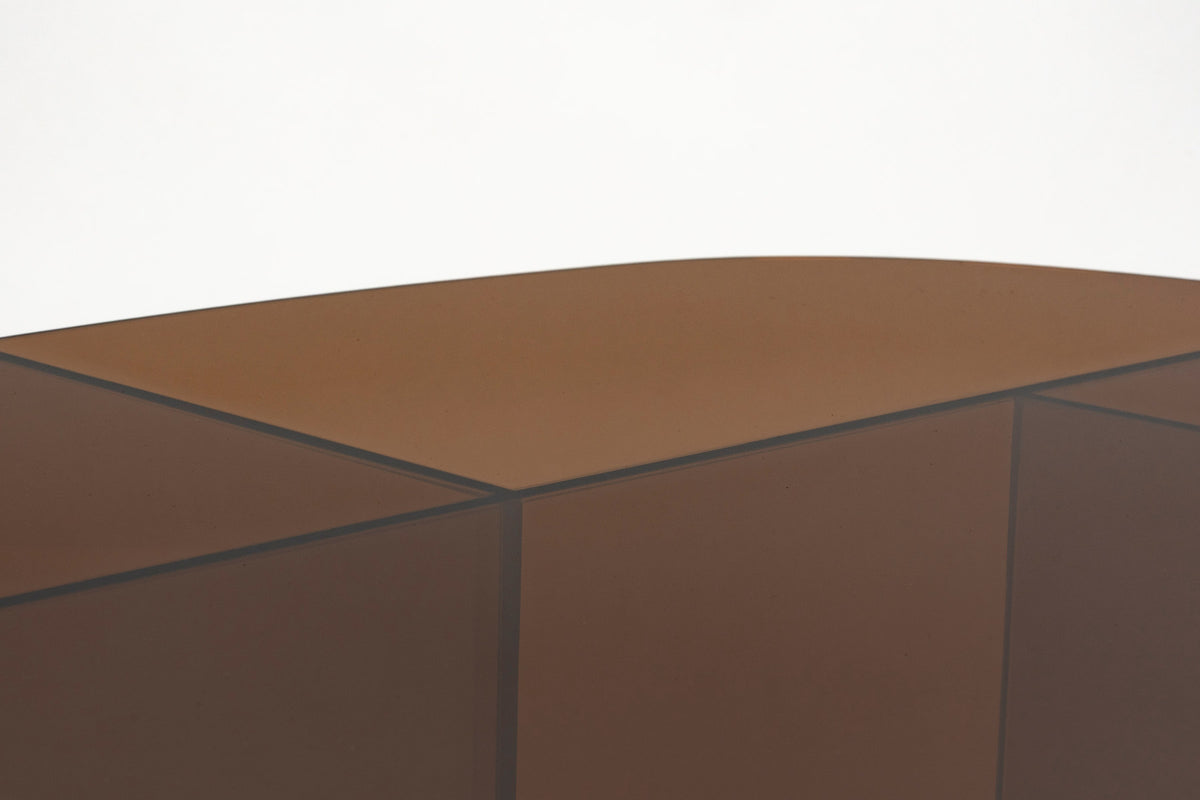 Ovaler Couchtisch Linea aus Glas mit gekreuzten Paneelen als Tischbasis, Zuiver
