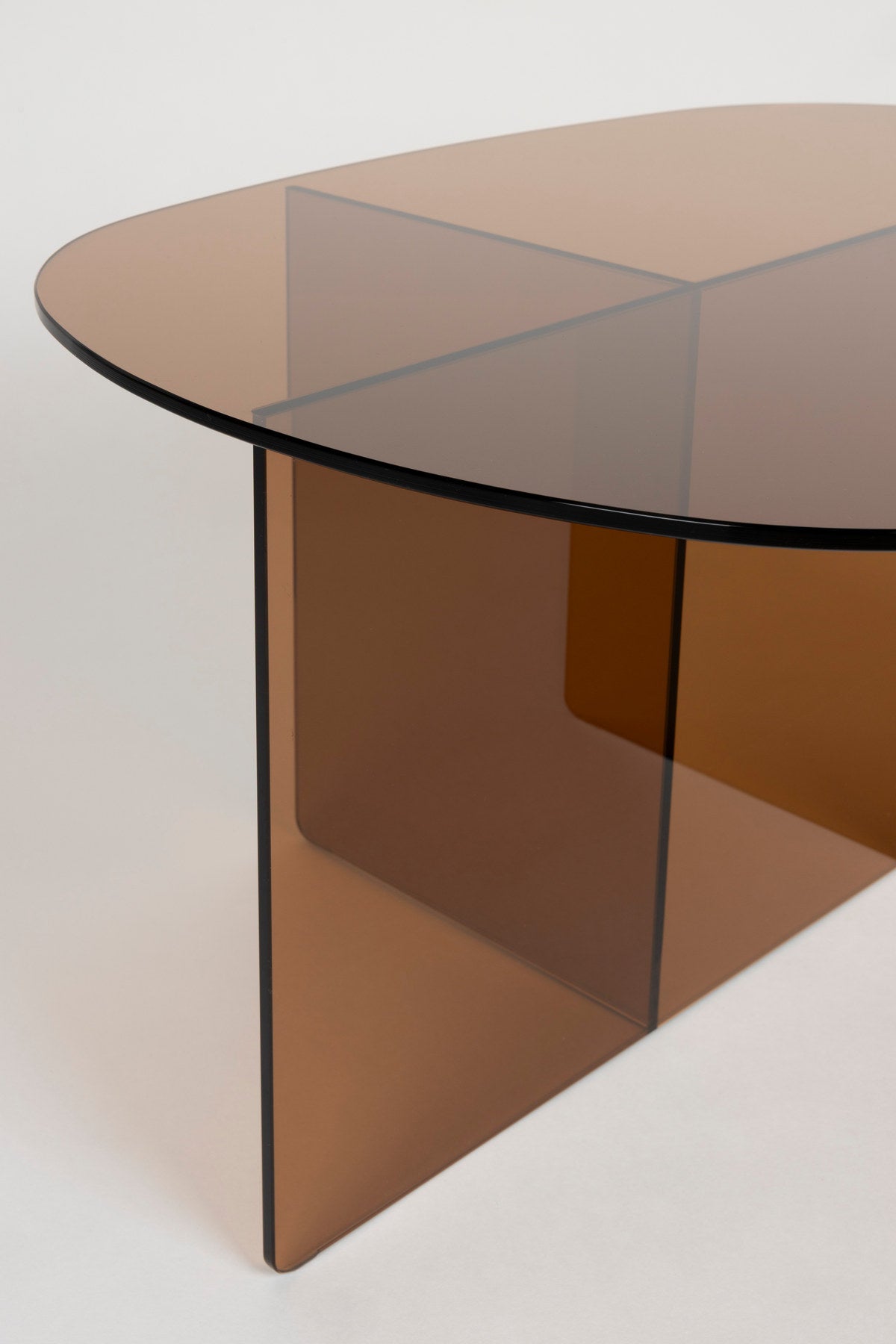 Ovaler Couchtisch Linea aus Glas mit gekreuzten Paneelen als Tischbasis, Zuiver