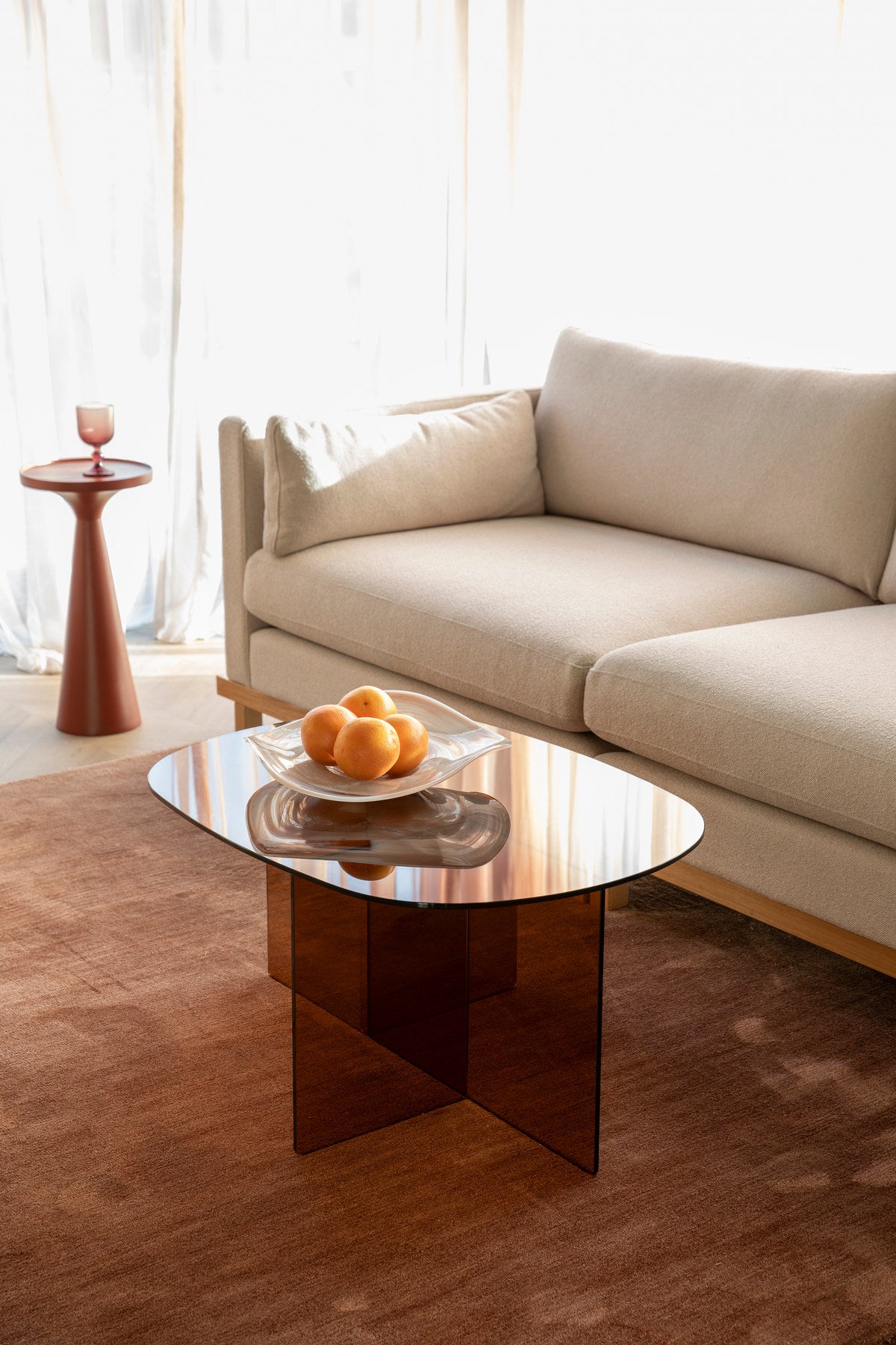 Ovaler Couchtisch Linea aus Glas mit gekreuzten Paneelen als Tischbasis, Zuiver