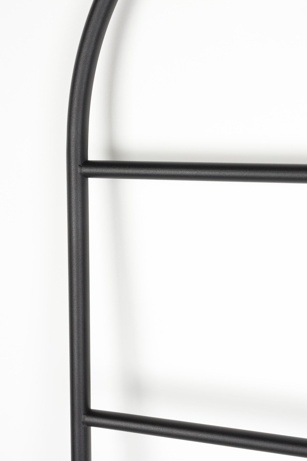 Leiter Tess in Schwarz präsentiert im Onlineshop von KAQTU Design AG. Kleiderständer ist von Zuiver