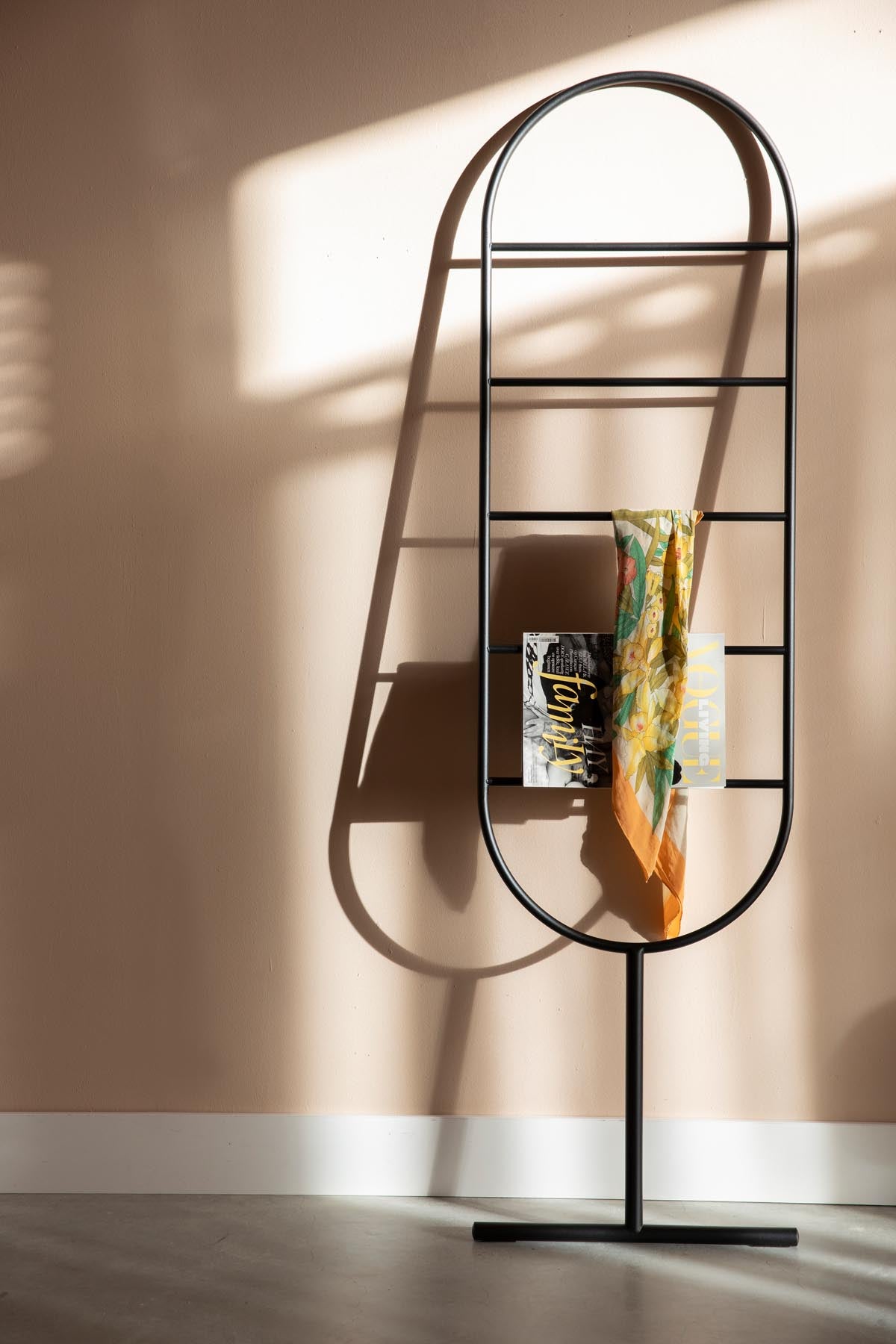 Leiter Tess in Schwarz präsentiert im Onlineshop von KAQTU Design AG. Kleiderständer ist von Zuiver