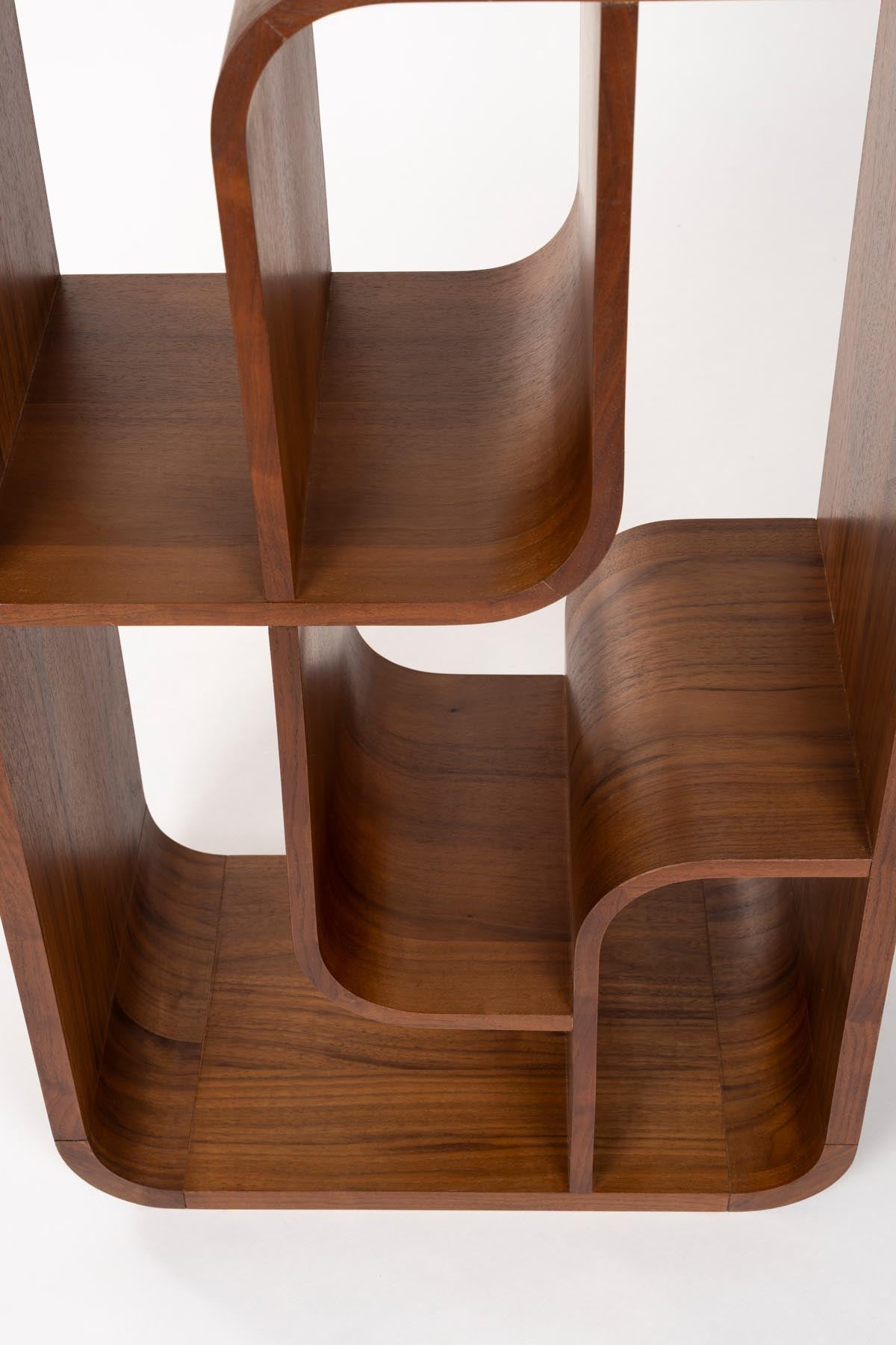 Seven Regal in Braun präsentiert im Onlineshop von KAQTU Design AG. Cabinet ist von Zuiver