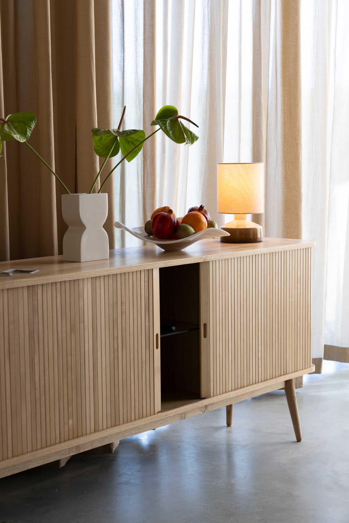 Sideboard Barbier von Zuiver mit Holzfurnier, Lamellen-Schiebetüren und Beinen