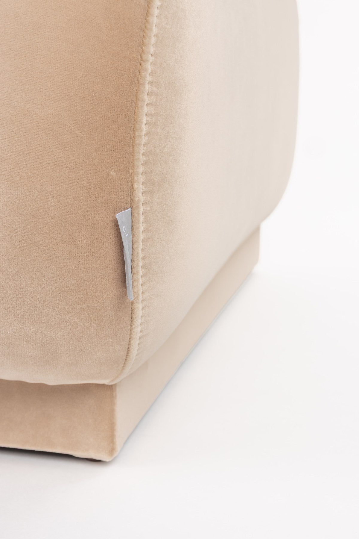Beiger Hocker mit runden Formen, Polyesterbezug und Schaumstoffpolsterung, Modell Hazel von Zuiver, Masse 127x80x38 cm.