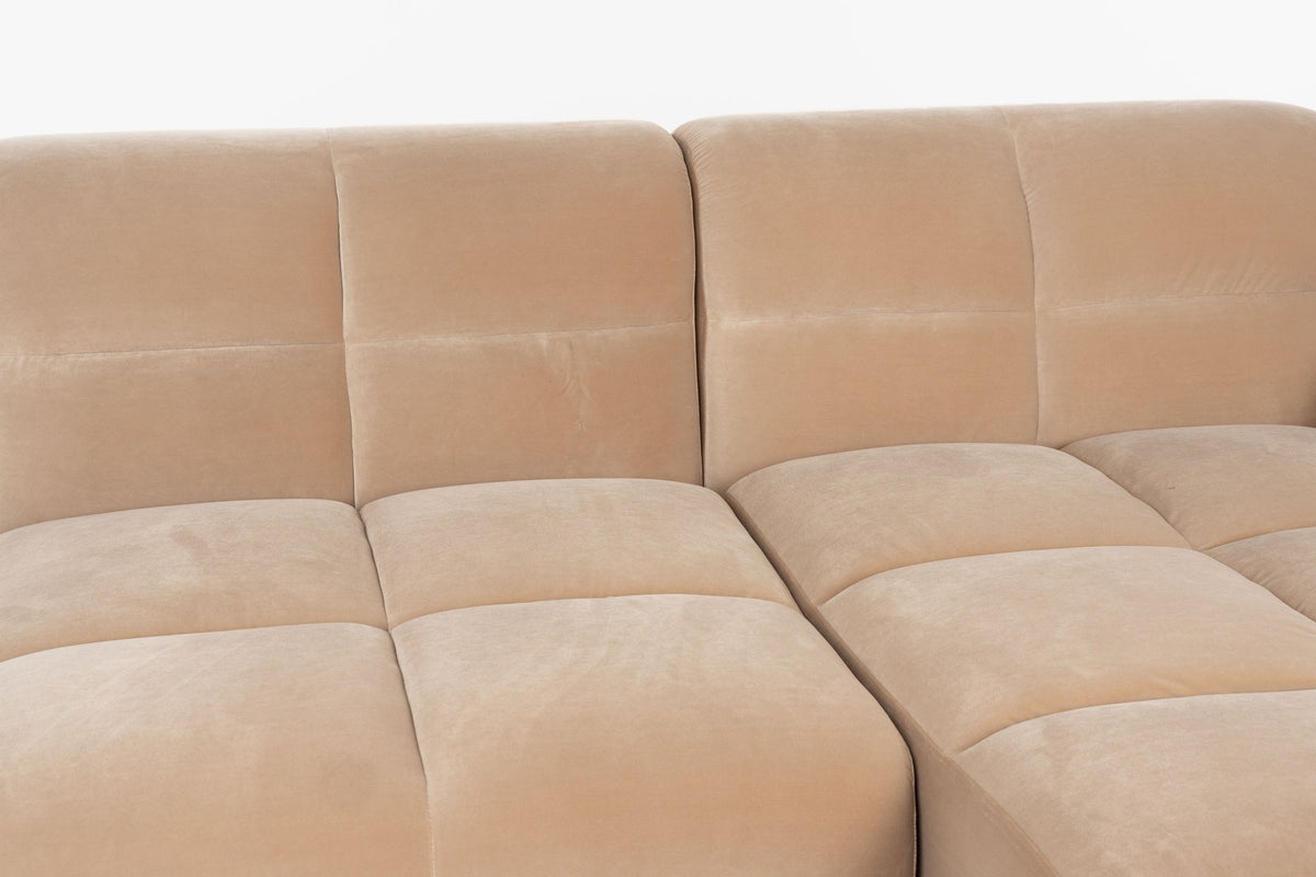 Beige gepolstertes Ecksofa rechts mit Chaise Longue, Modell Hazel von Zuiver, Sitzfläche aus weichem Polyesterstoff mit runden Formen.