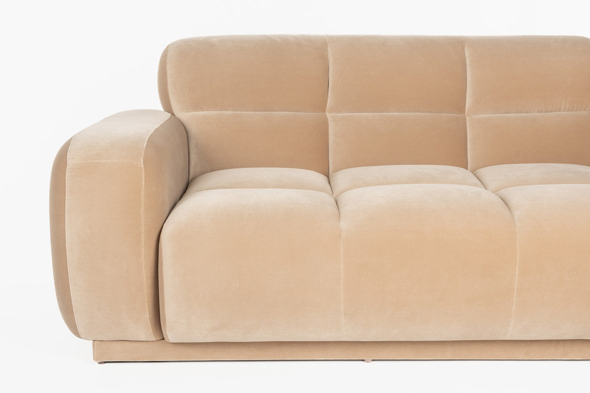 Beige gepolstertes Ecksofa rechts mit Chaise Longue, Modell Hazel von Zuiver, Sitzfläche aus weichem Polyesterstoff mit runden Formen.
