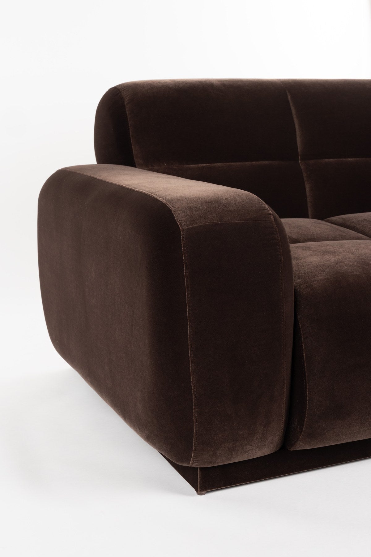 Braunes Ecksofa rechts Hazel von Zuiver mit Chaise Longue, Polyesterbezug und weicher Schaumstofffüllung, Sitzhöhe 42 cm.