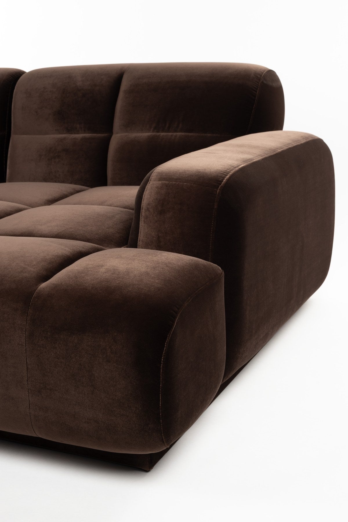 Braunes Ecksofa rechts Hazel von Zuiver mit Chaise Longue, Polyesterbezug und weicher Schaumstofffüllung, Sitzhöhe 42 cm.