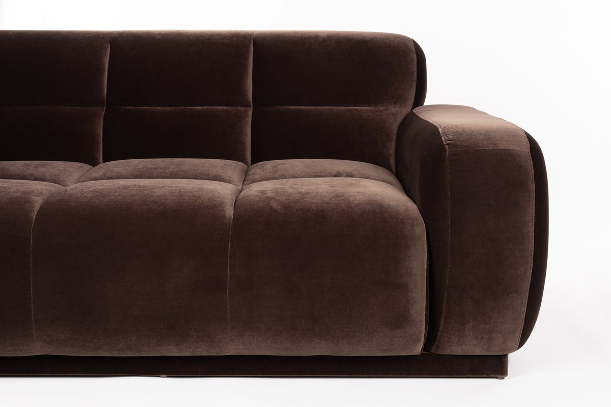 Braunes 5er Sofa Hazel von Zuiver mit Polyesterbezug, Schaumfüllung, sanften Rundungen und Rahmen aus massivem Gummibaumholz in Walnussfarbton.