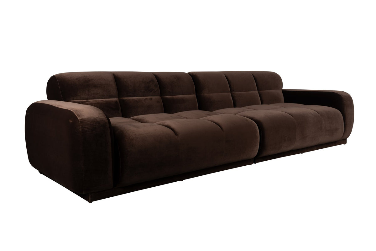 Braunes 5er Sofa Hazel von Zuiver mit Polyesterbezug, Schaumfüllung, sanften Rundungen und Rahmen aus massivem Gummibaumholz in Walnussfarbton.