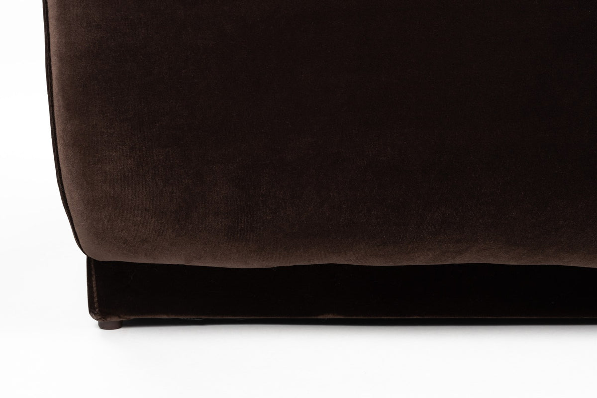 Braunes 5er Sofa Hazel von Zuiver mit Polyesterbezug, Schaumfüllung, sanften Rundungen und Rahmen aus massivem Gummibaumholz in Walnussfarbton.