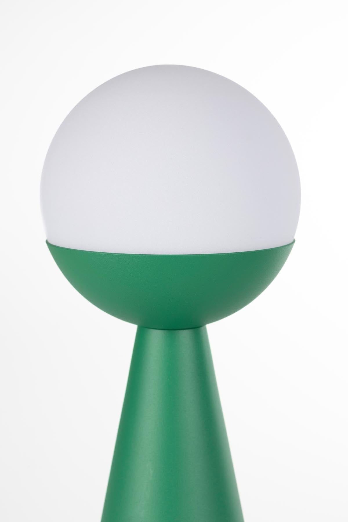 Tischlampe Bello in Grün präsentiert im Onlineshop von KAQTU Design AG. Tischleuchte ist von Zuiver