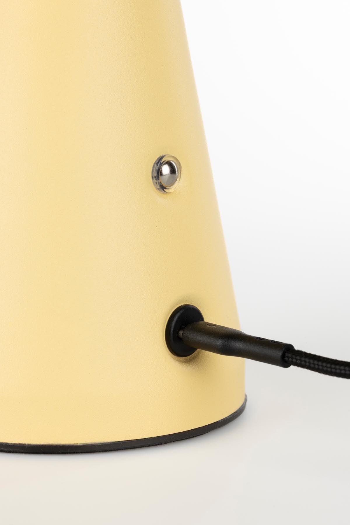 Tischlampe Bello in Gelb präsentiert im Onlineshop von KAQTU Design AG. Tischleuchte ist von Zuiver