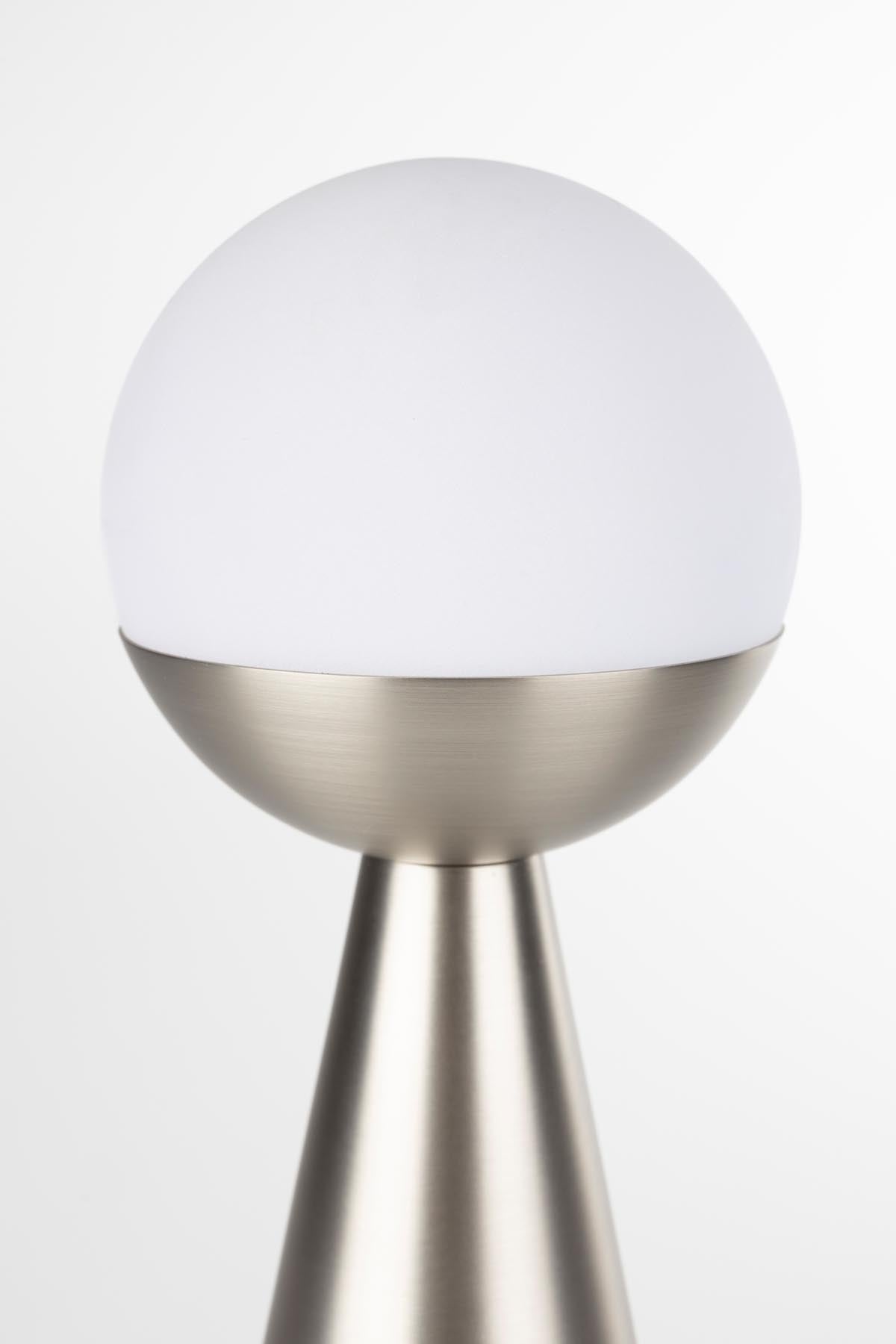 Tischlampe Bello in Silber präsentiert im Onlineshop von KAQTU Design AG. Tischleuchte ist von Zuiver