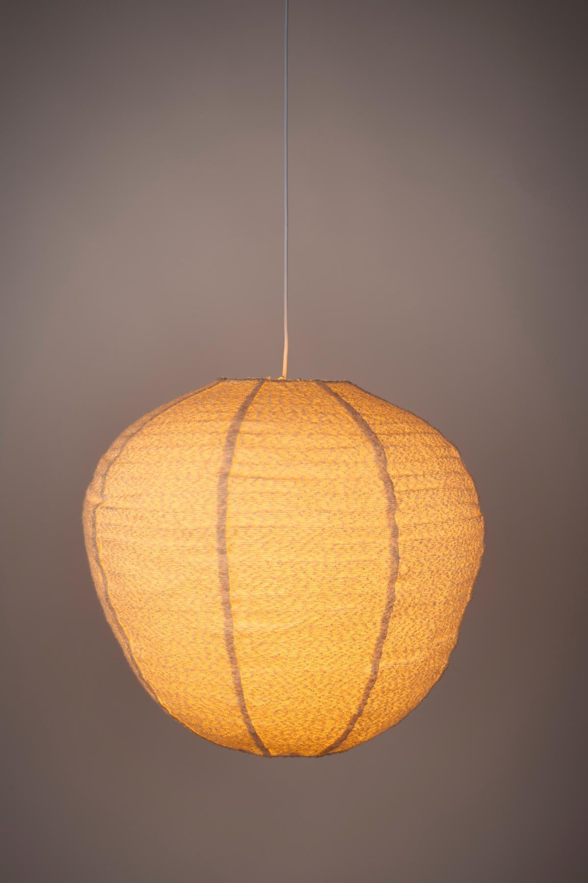 Pendelleuchte Cocoon in Creme präsentiert im Onlineshop von KAQTU Design AG. Pendelleuchte ist von Zuiver