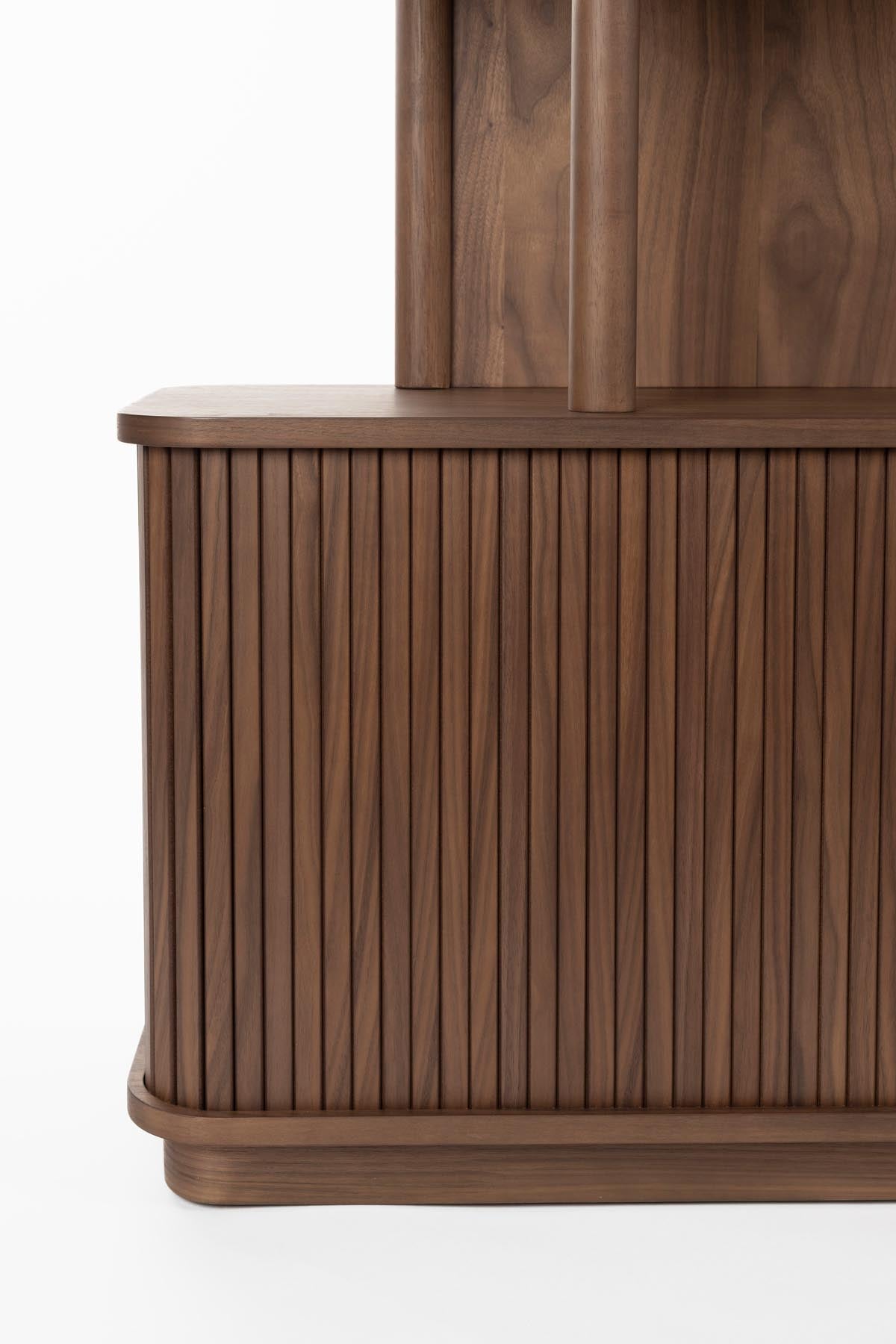 Bücherregal Barbier in Braun präsentiert im Onlineshop von KAQTU Design AG. Cabinet ist von Zuiver