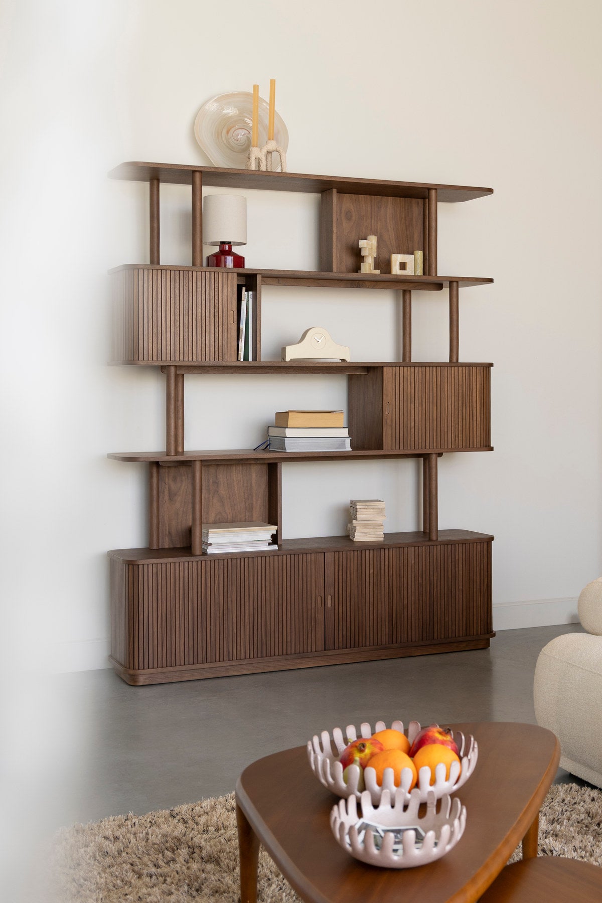 Bücherregal Barbier in Braun präsentiert im Onlineshop von KAQTU Design AG. Cabinet ist von Zuiver
