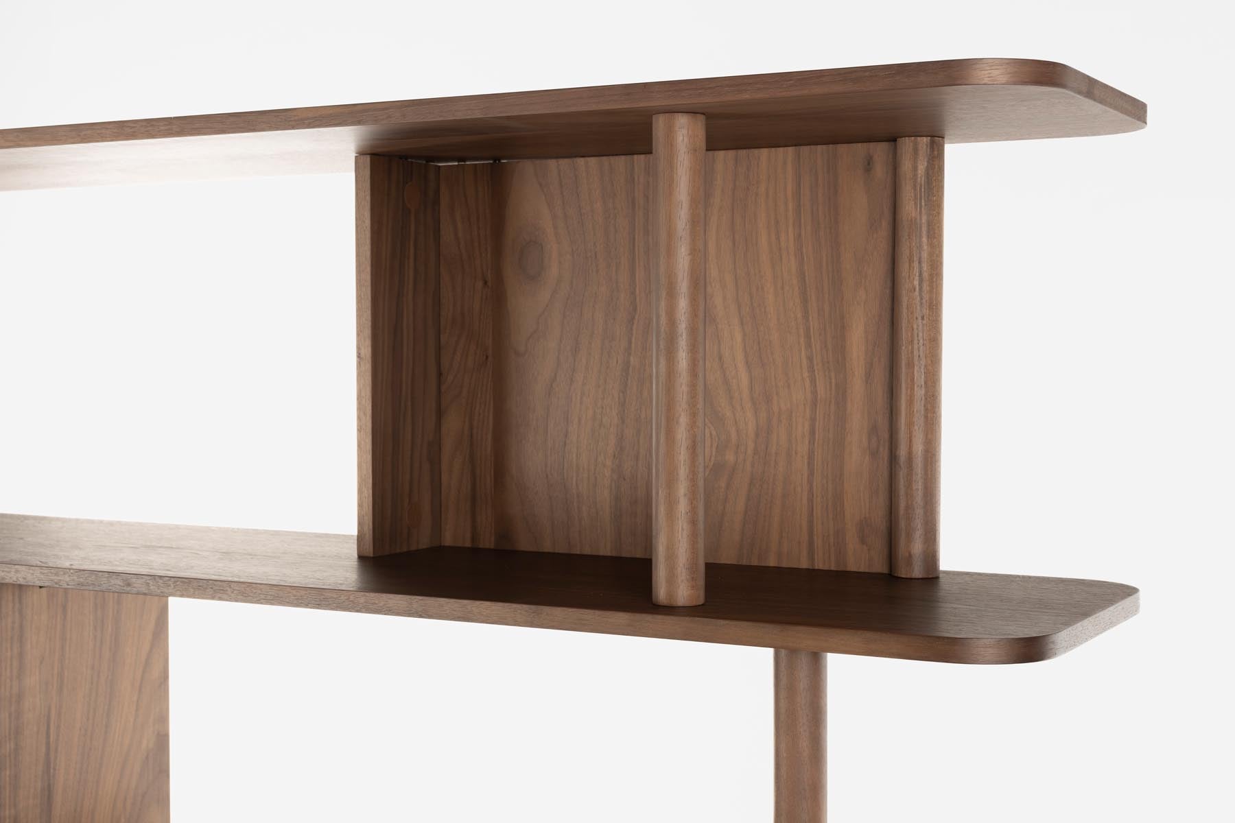 Bücherregal Barbier in Braun präsentiert im Onlineshop von KAQTU Design AG. Cabinet ist von Zuiver