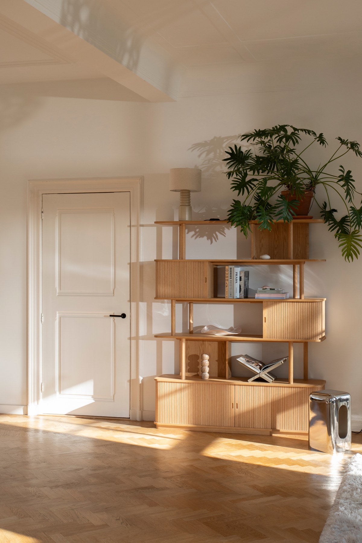 Bücherregal Barbier in Natur präsentiert im Onlineshop von KAQTU Design AG. Cabinet ist von Zuiver