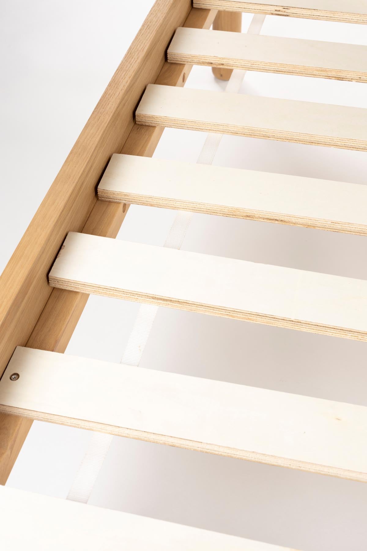 Bett Storm Natural 160 in Natural präsentiert im Onlineshop von KAQTU Design AG. Bett ist von Zuiver