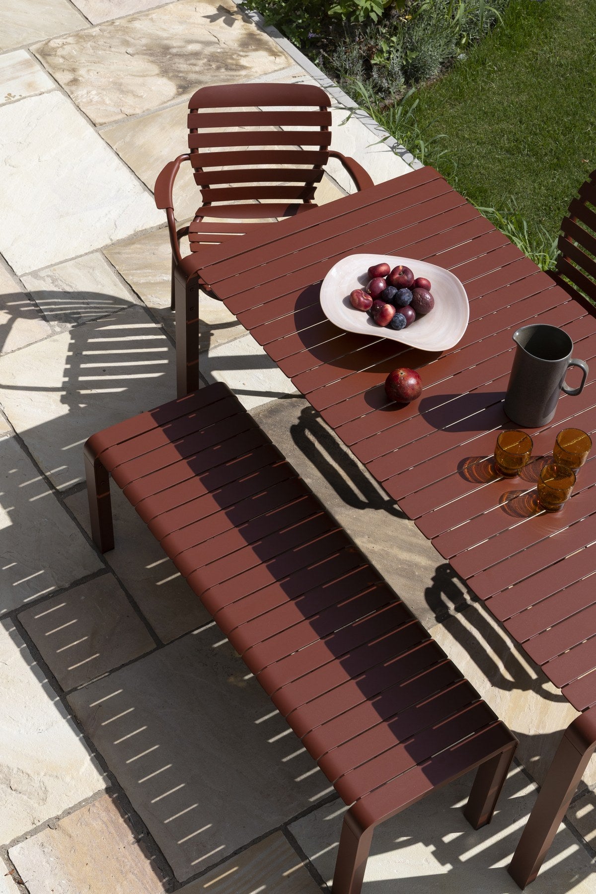 Rote Gartenbank Vondel von Zuiver mit pulverbeschichteter Aluminium-Sitzfläche, Breite 129,5 cm, Sitzhöhe 45 cm, für den Aussenbereich.