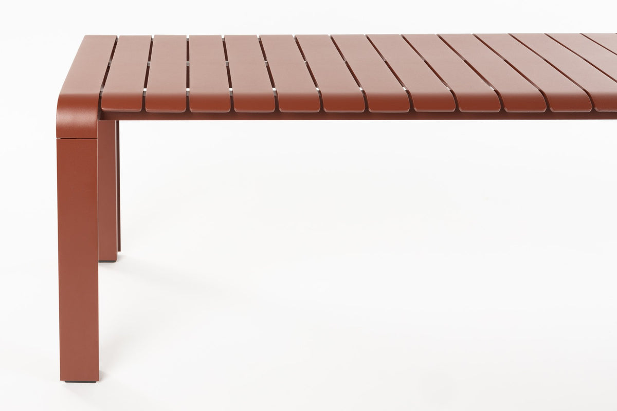Rote Gartenbank Vondel von Zuiver aus pulverbeschichtetem Aluminium, Masse 175x45x45 cm, geeignet für den Outdoor-Bereich.