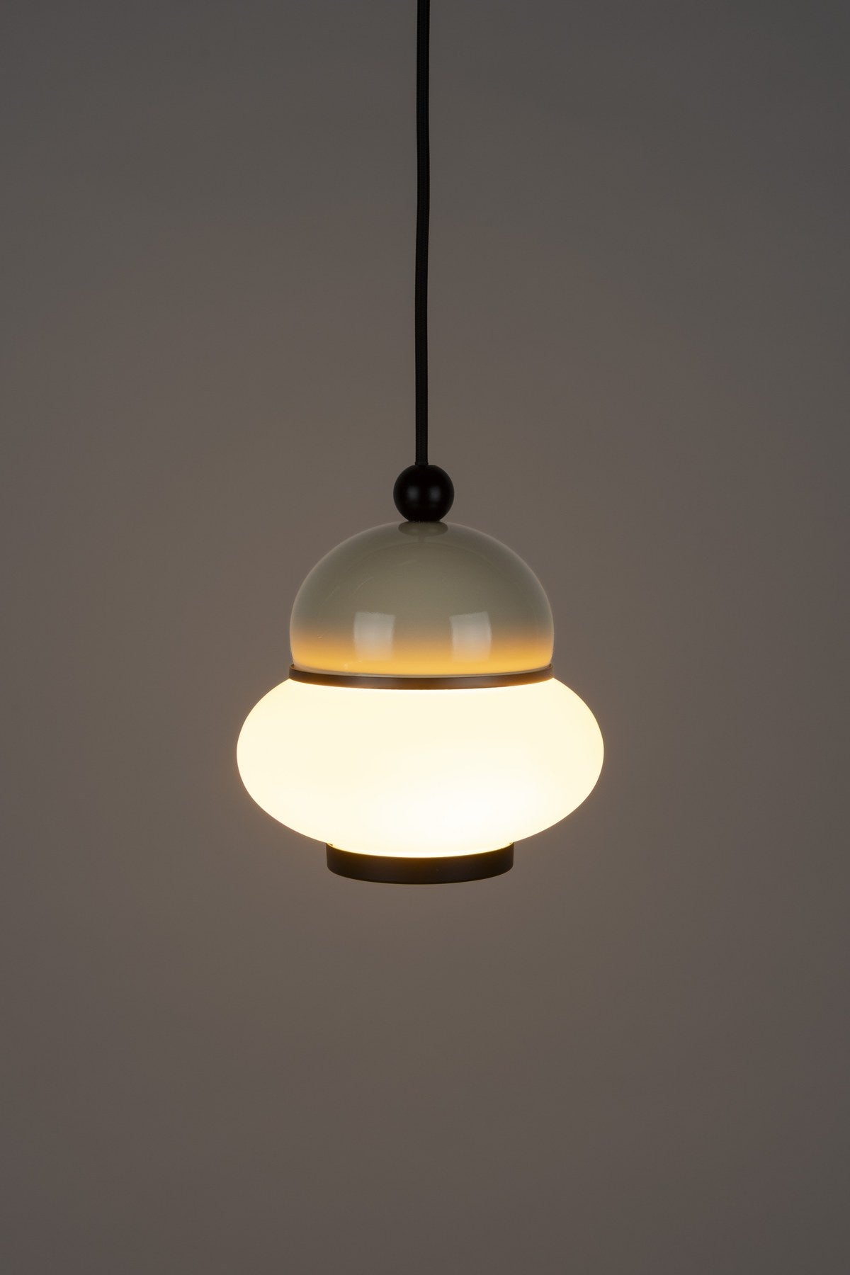Pendelleuchte Bumble von Zuiver in Beige, Lampenschirm aus Milchglas mit rundem Design und schwarzem Textilkabel.