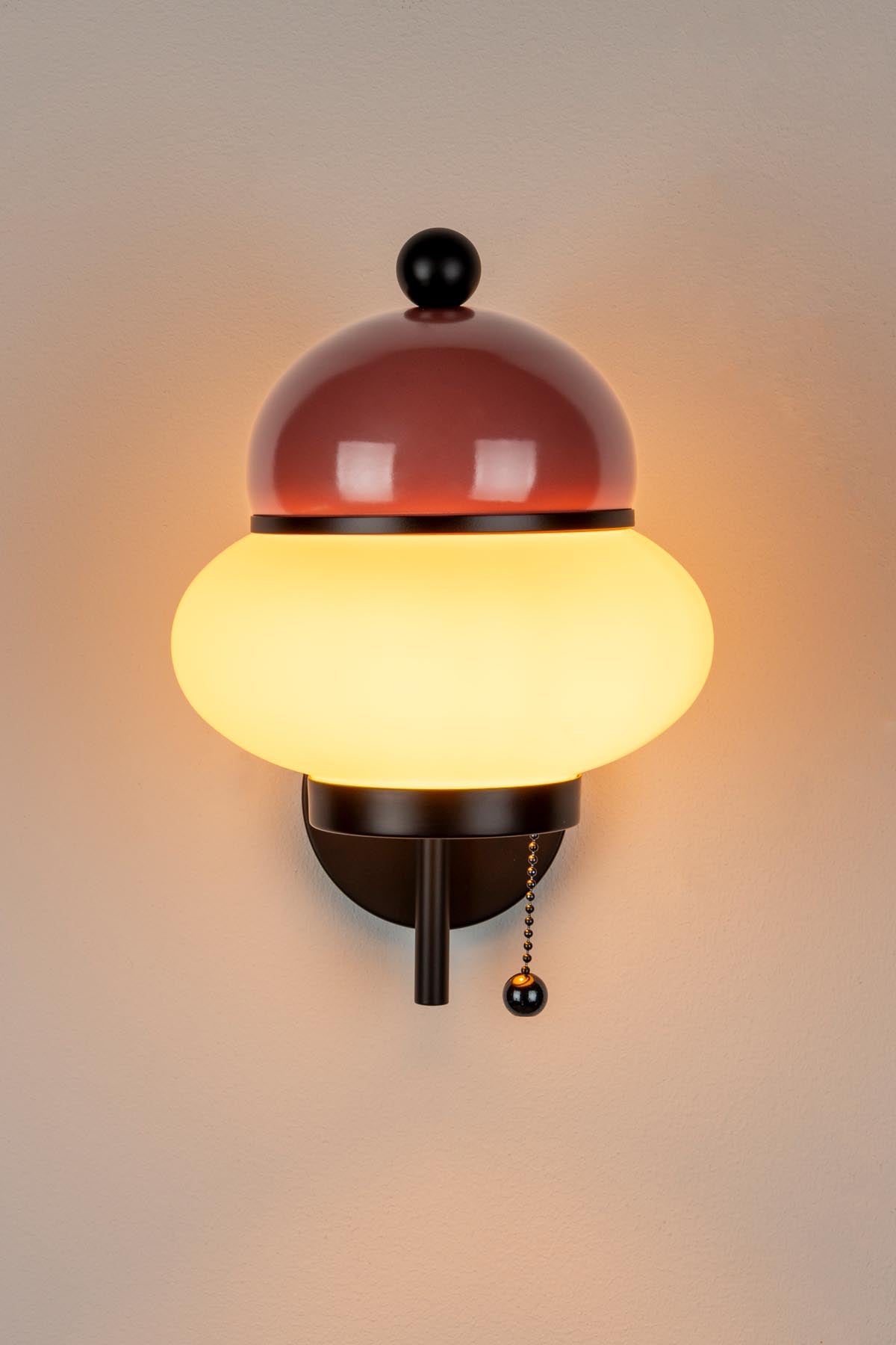 Wandleuchte Bumble in Rot präsentiert im Onlineshop von KAQTU Design AG. Wandleuchte ist von Zuiver