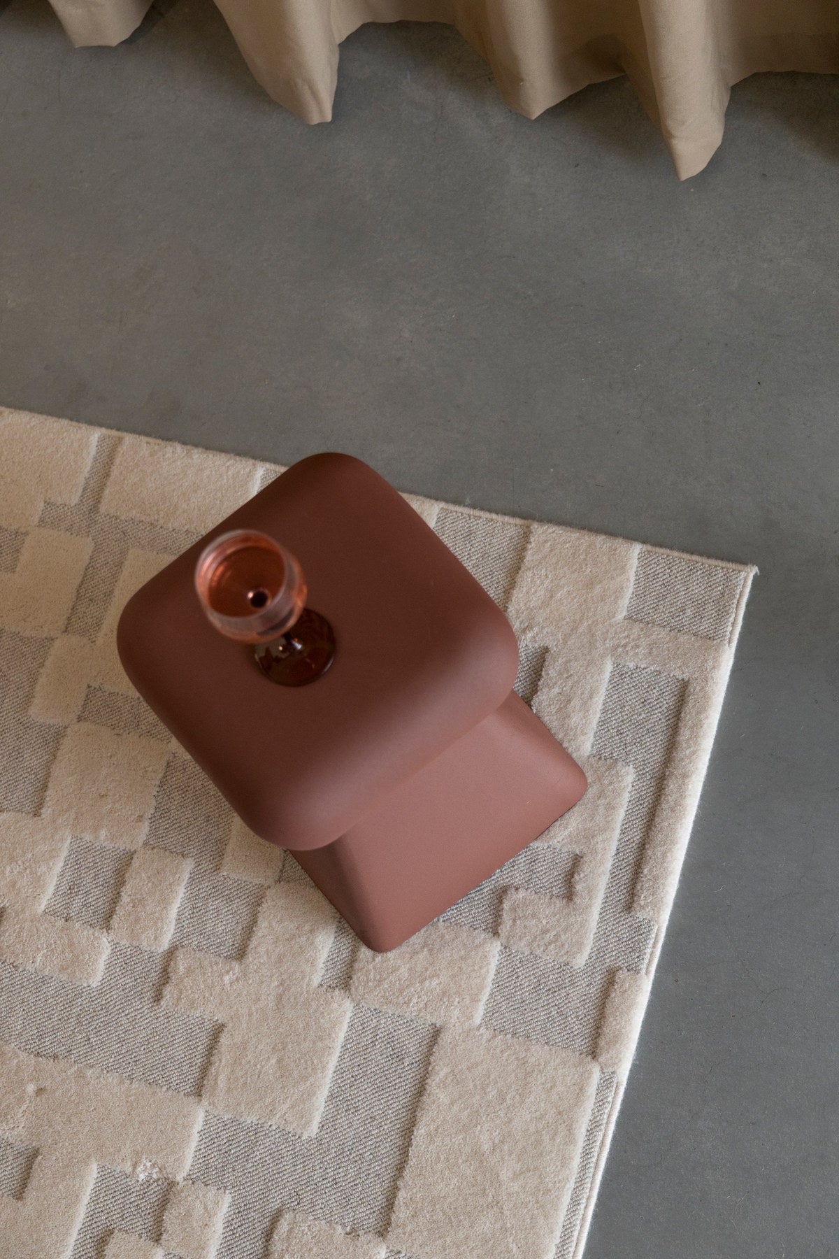 Stuhl Earth in Rot präsentiert im Onlineshop von KAQTU Design AG. Hocker ist von Zuiver