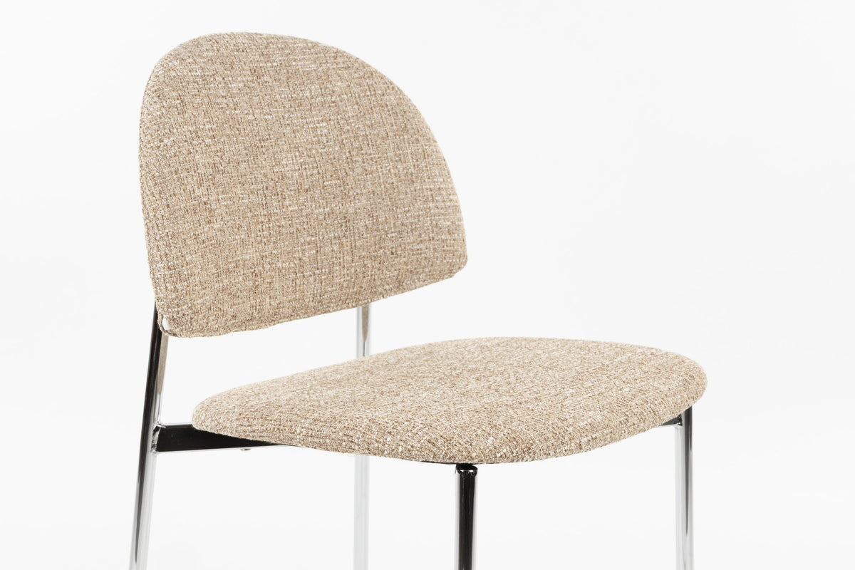 Stuhl mit rundem Rückenlehnendesign, beigem Polyesterbezug und silberfarbenem Gestell, freistehend fotografiert, Zuiver Sunrise Chair.
