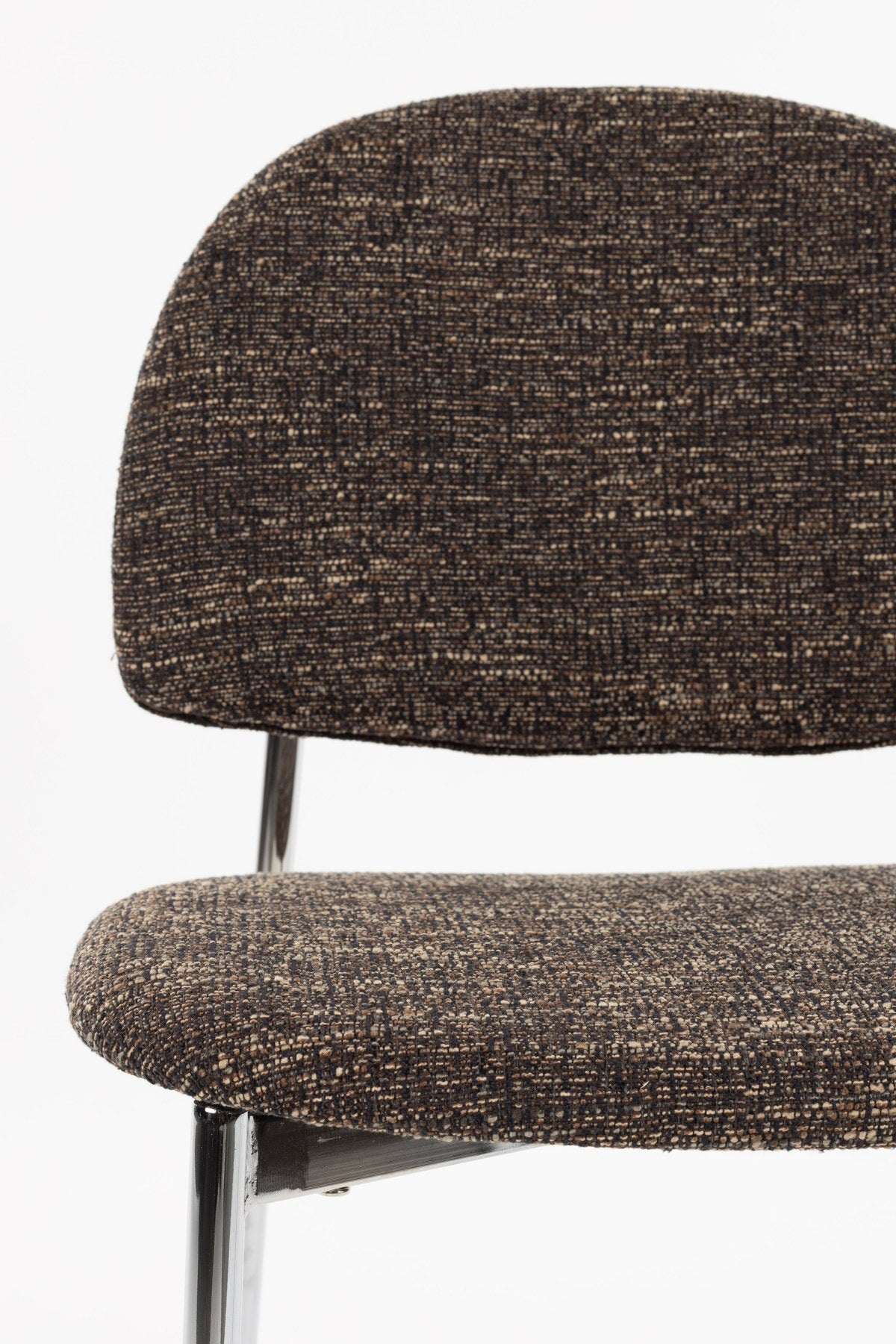 Stuhl Chair Sunrise Silver/Brown von Zuiver mit rundlicher Rückenlehne, braunem meliertem Polyesterbezug und silbernem Gestell, freigestellt.