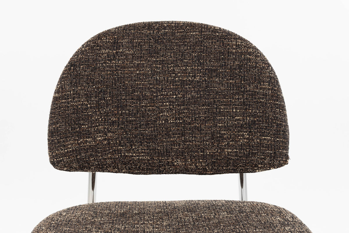 Stuhl Chair Sunrise Silver/Brown von Zuiver mit rundlicher Rückenlehne, braunem meliertem Polyesterbezug und silbernem Gestell, freigestellt.
