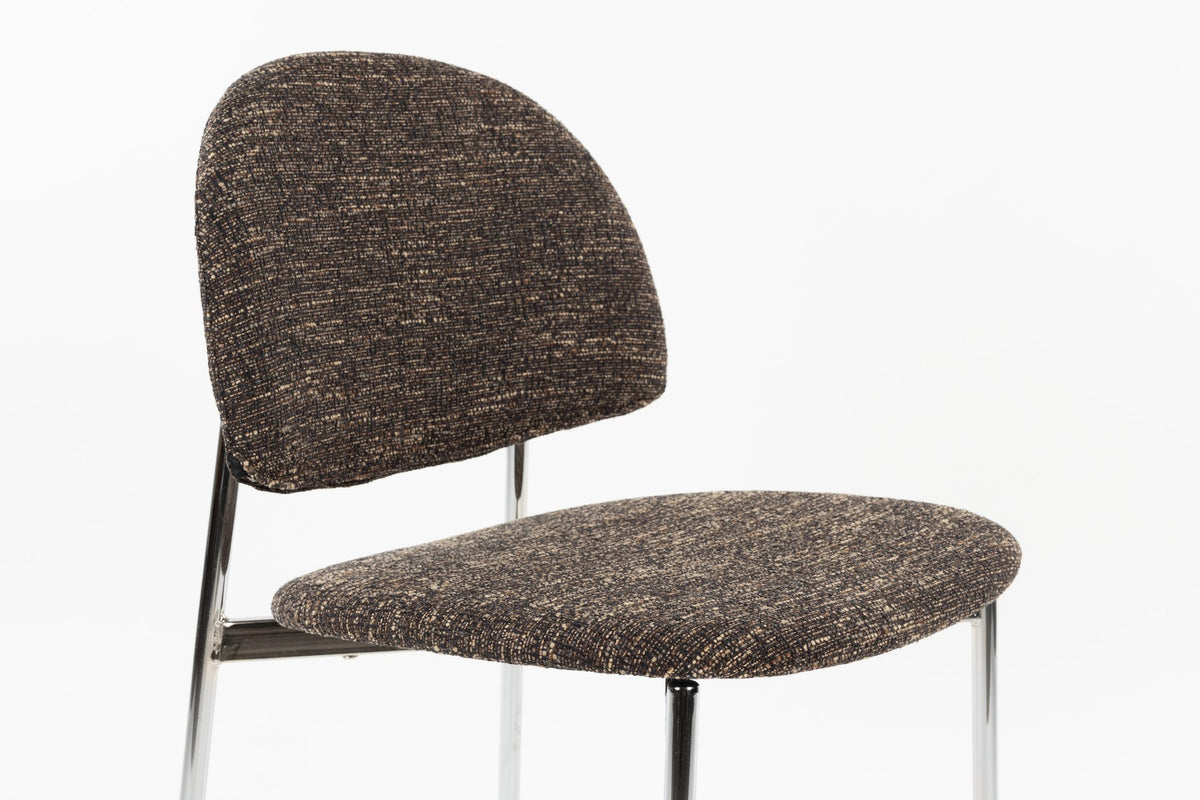 Stuhl Chair Sunrise Silver/Brown von Zuiver mit rundlicher Rückenlehne, braunem meliertem Polyesterbezug und silbernem Gestell, freigestellt.