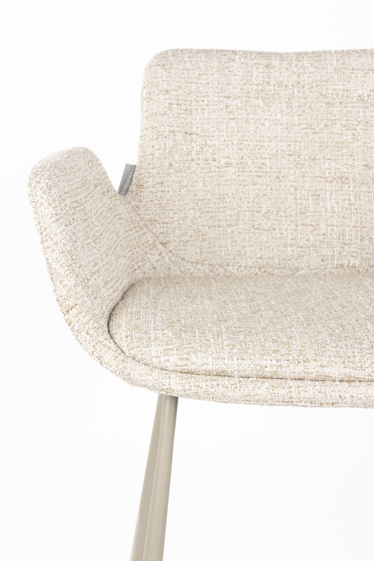 Barhocker Brit von Zuiver mit gepolstertem Sitz und Rückenlehne aus Polyester, schwarzes Gestell, erhältlich in Grau, Rot oder Beige.