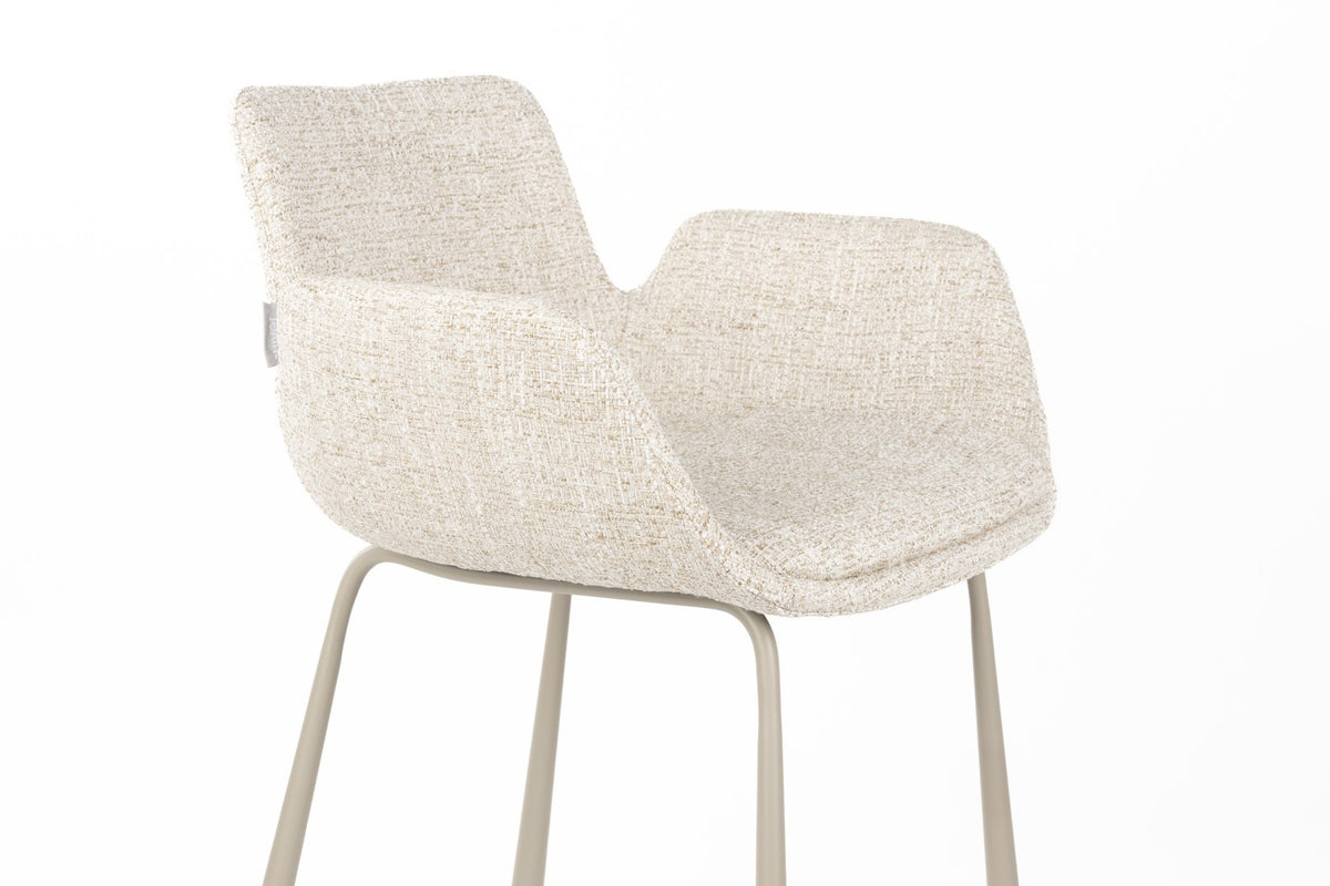Barhocker Brit von Zuiver mit gepolstertem Sitz und Rückenlehne aus Polyester, schwarzes Gestell, erhältlich in Grau, Rot oder Beige.