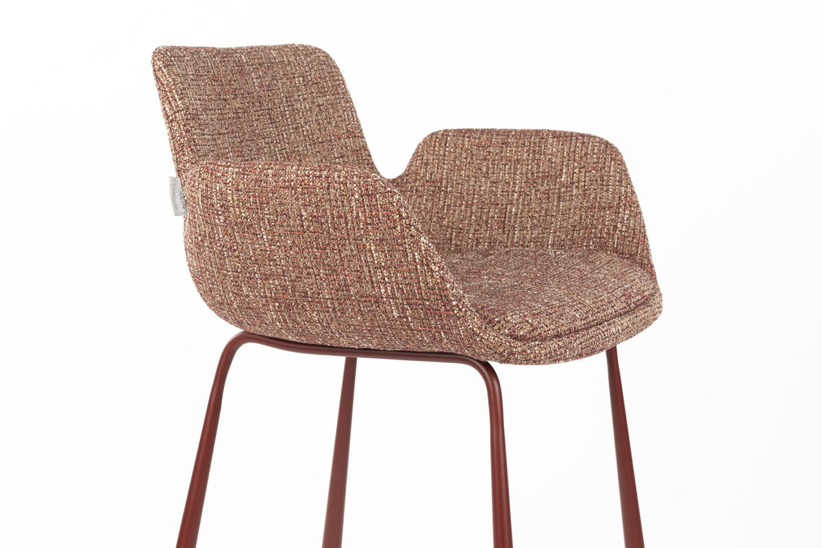 Barhocker Brit von Zuiver mit gepolstertem Sitz und Rückenlehne aus Polyester, schwarzes Gestell, erhältlich in Grau, Rot oder Beige.