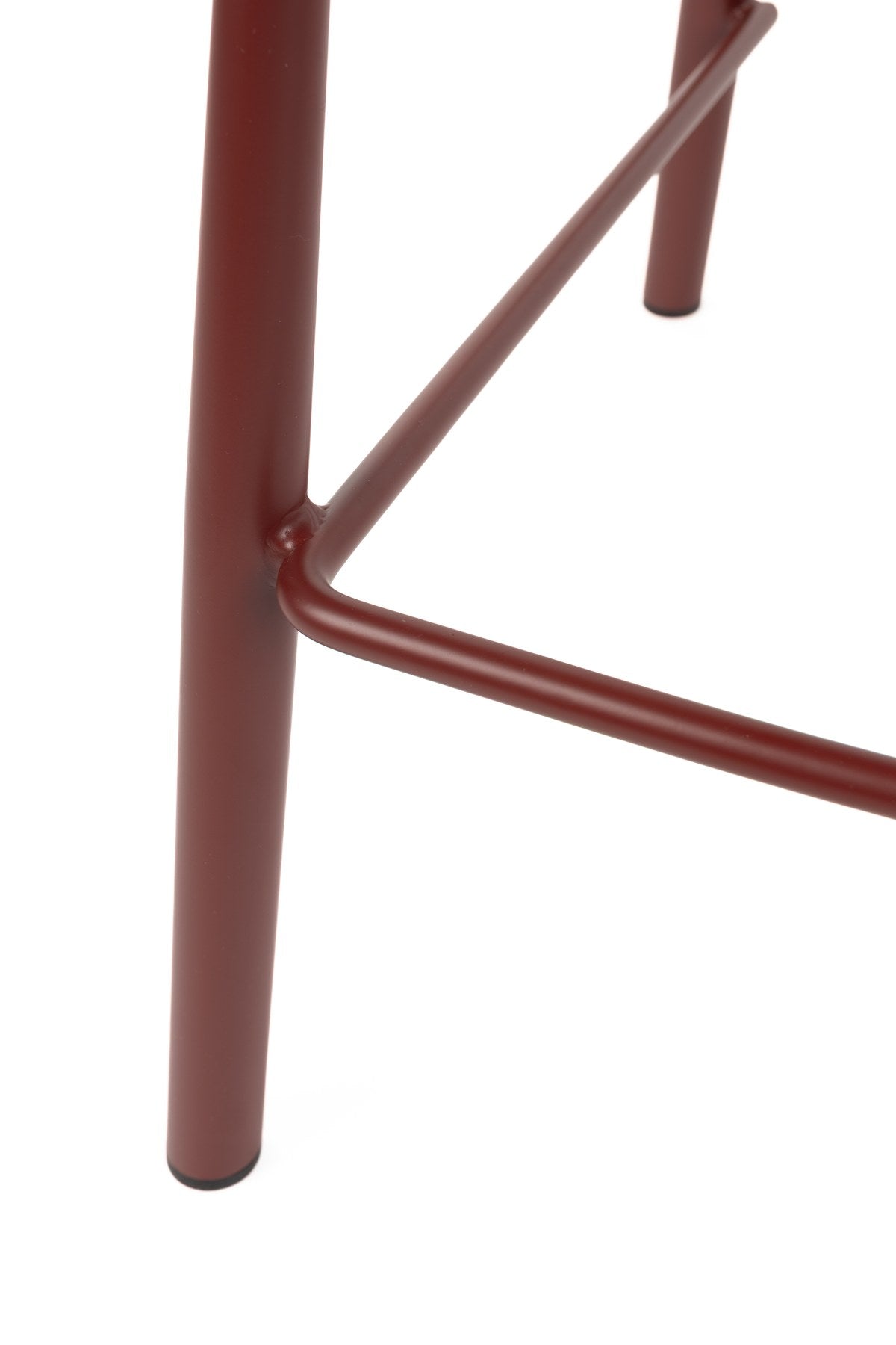 Barhocker Brit von Zuiver mit gepolstertem Sitz und Rückenlehne aus Polyester, schwarzes Gestell, erhältlich in Grau, Rot oder Beige.